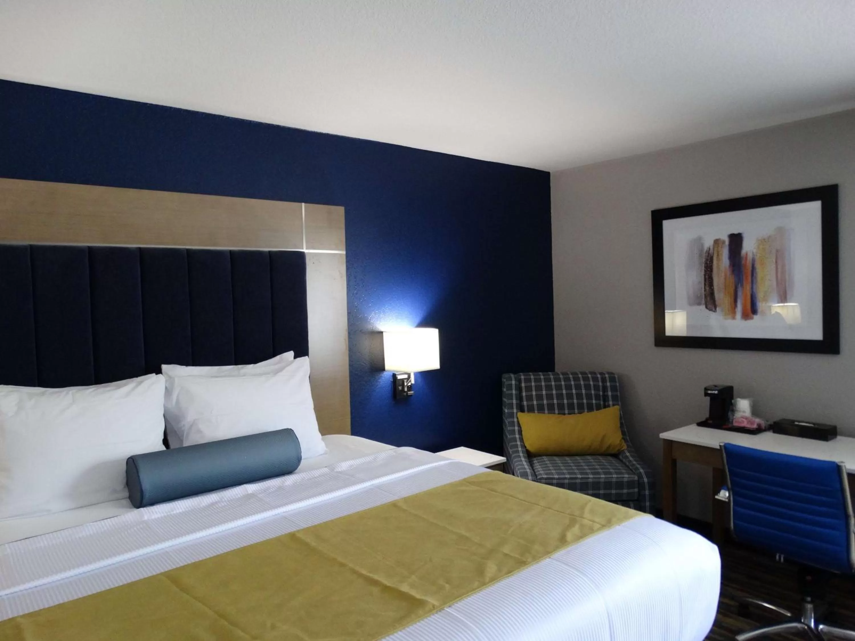 King Suite with Pool View in Best Western DeWitt