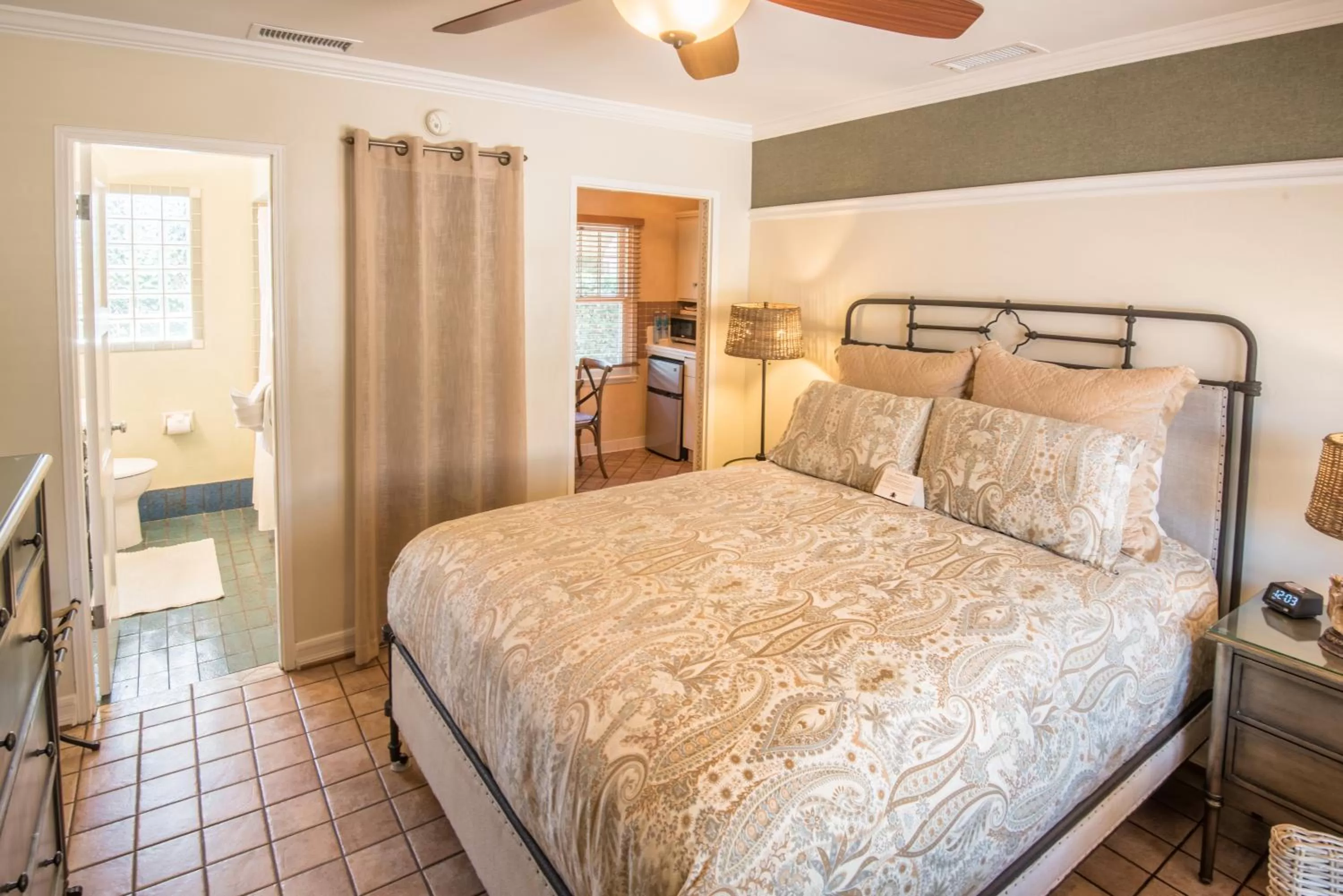 Photo of the whole room, Bed in Harbor House Inn