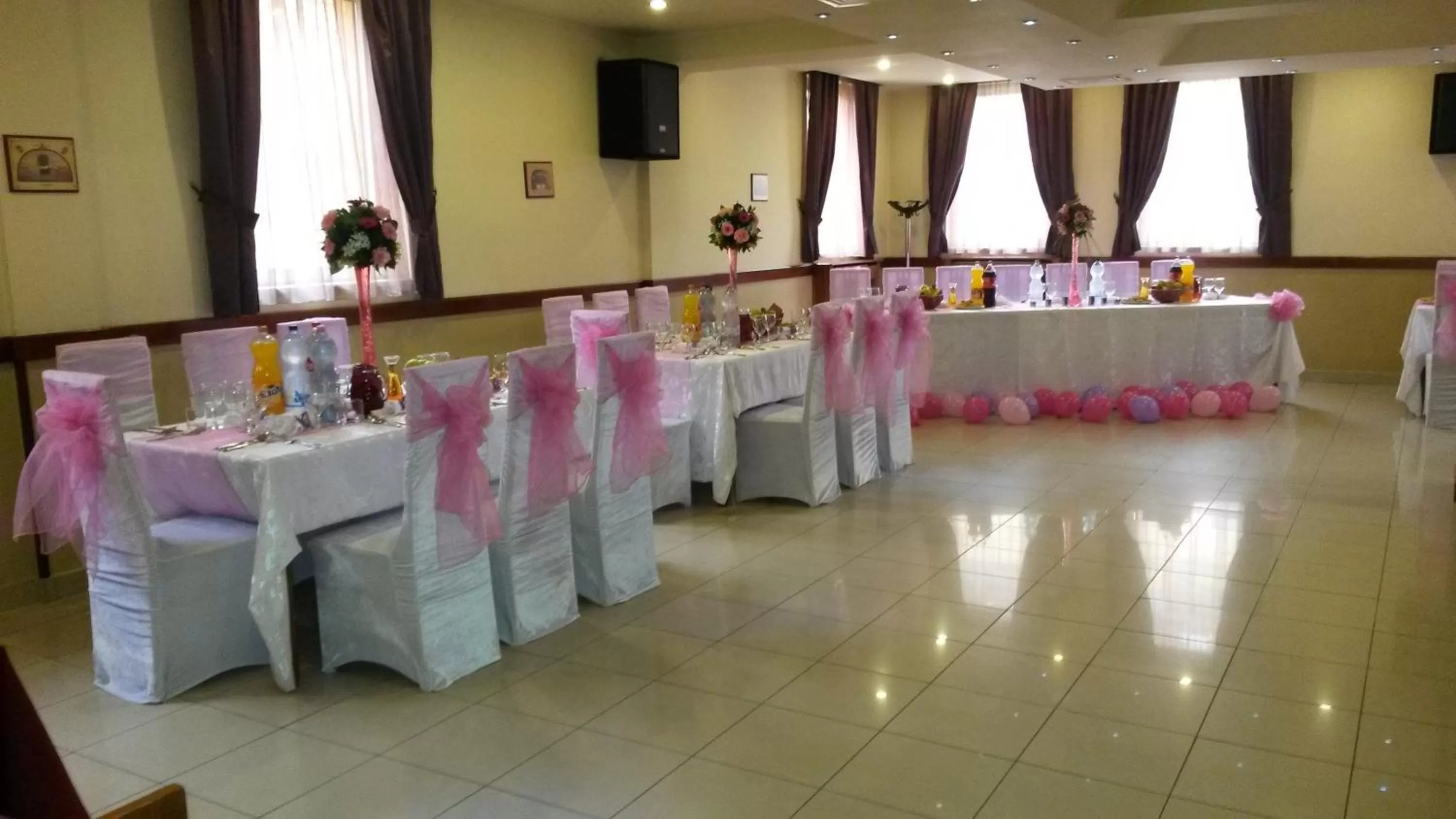 Restaurant/places to eat in Hotel Iris