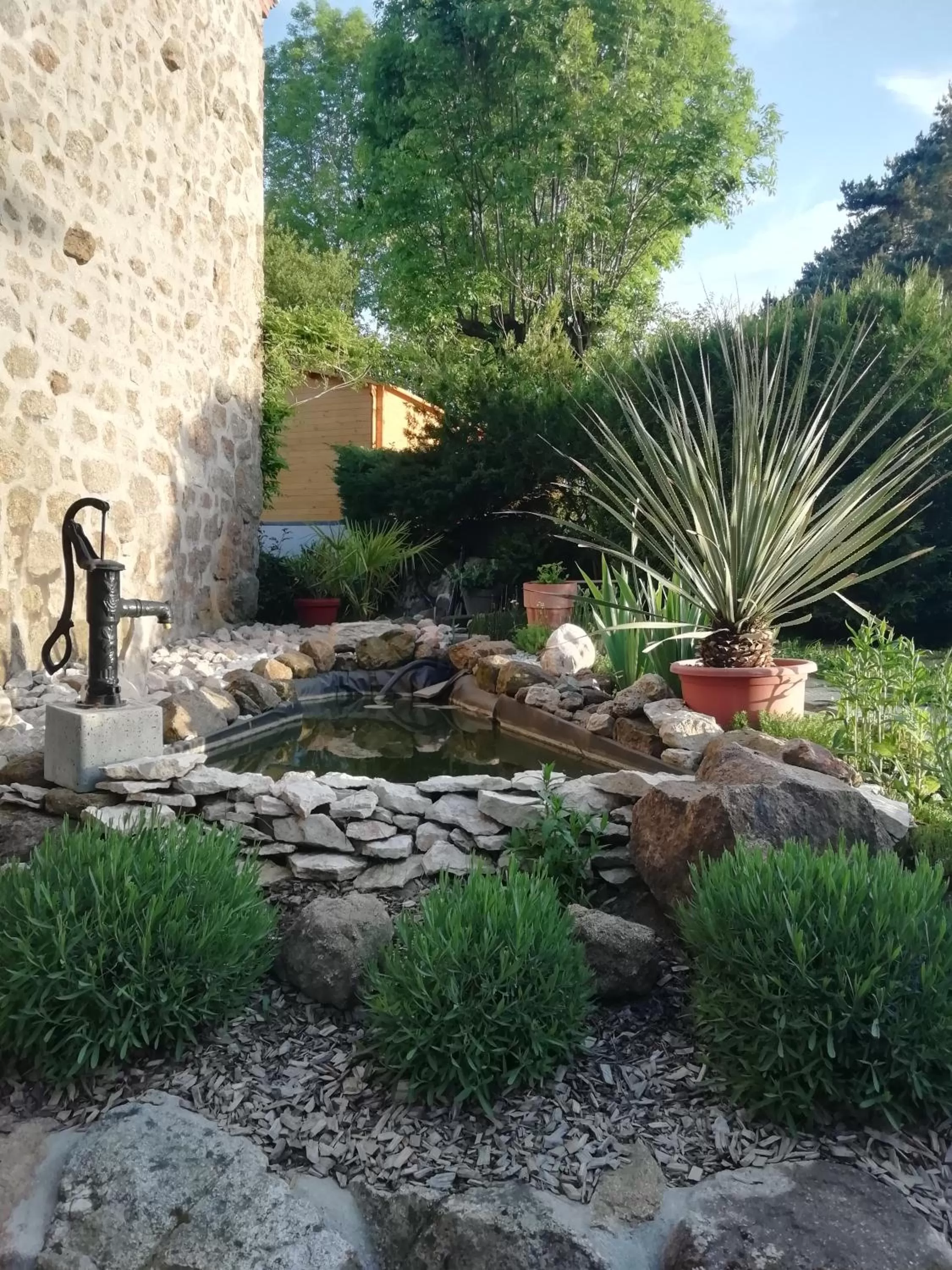 Property building, Garden in Chez Sophie et Gilles