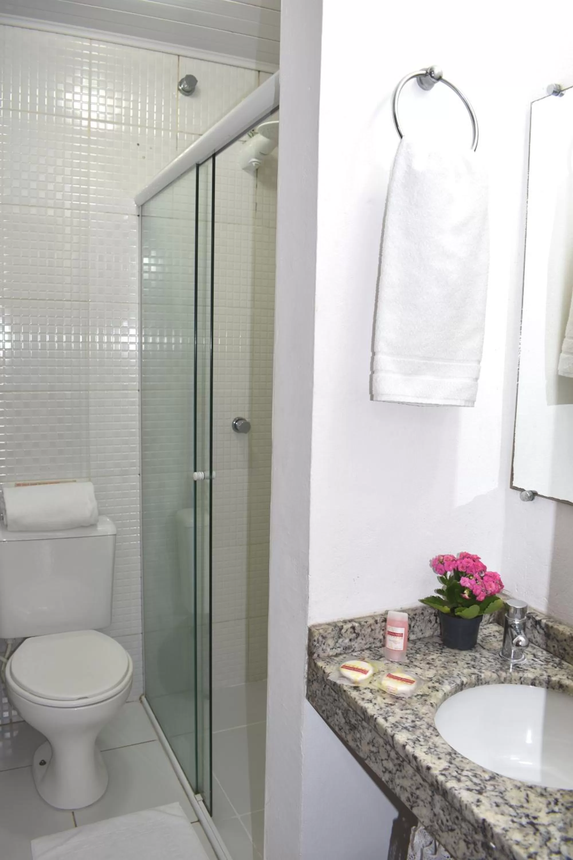 Shower, Bathroom in Pousada Green