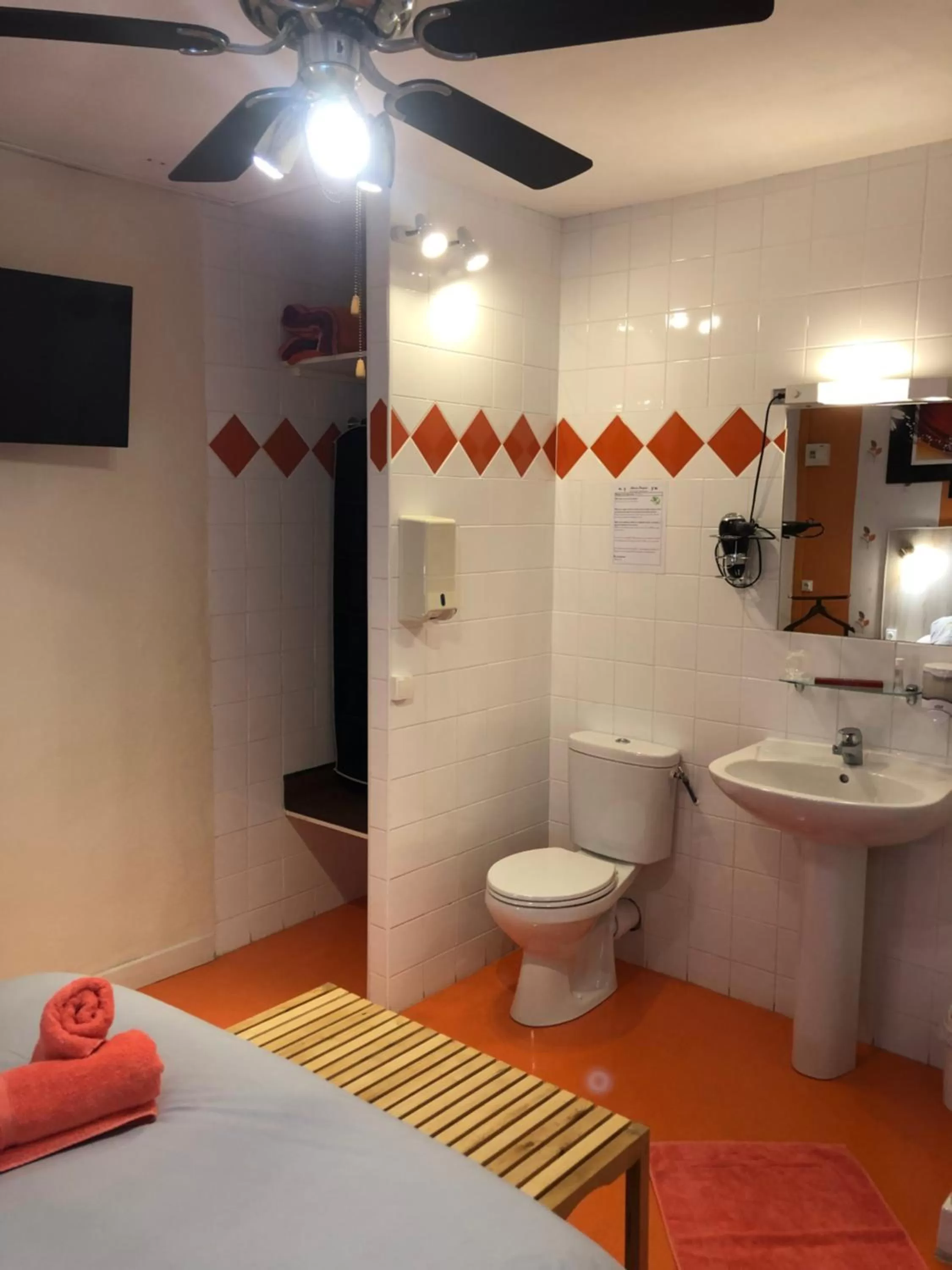 Bathroom, Bed in Hotel des Remparts