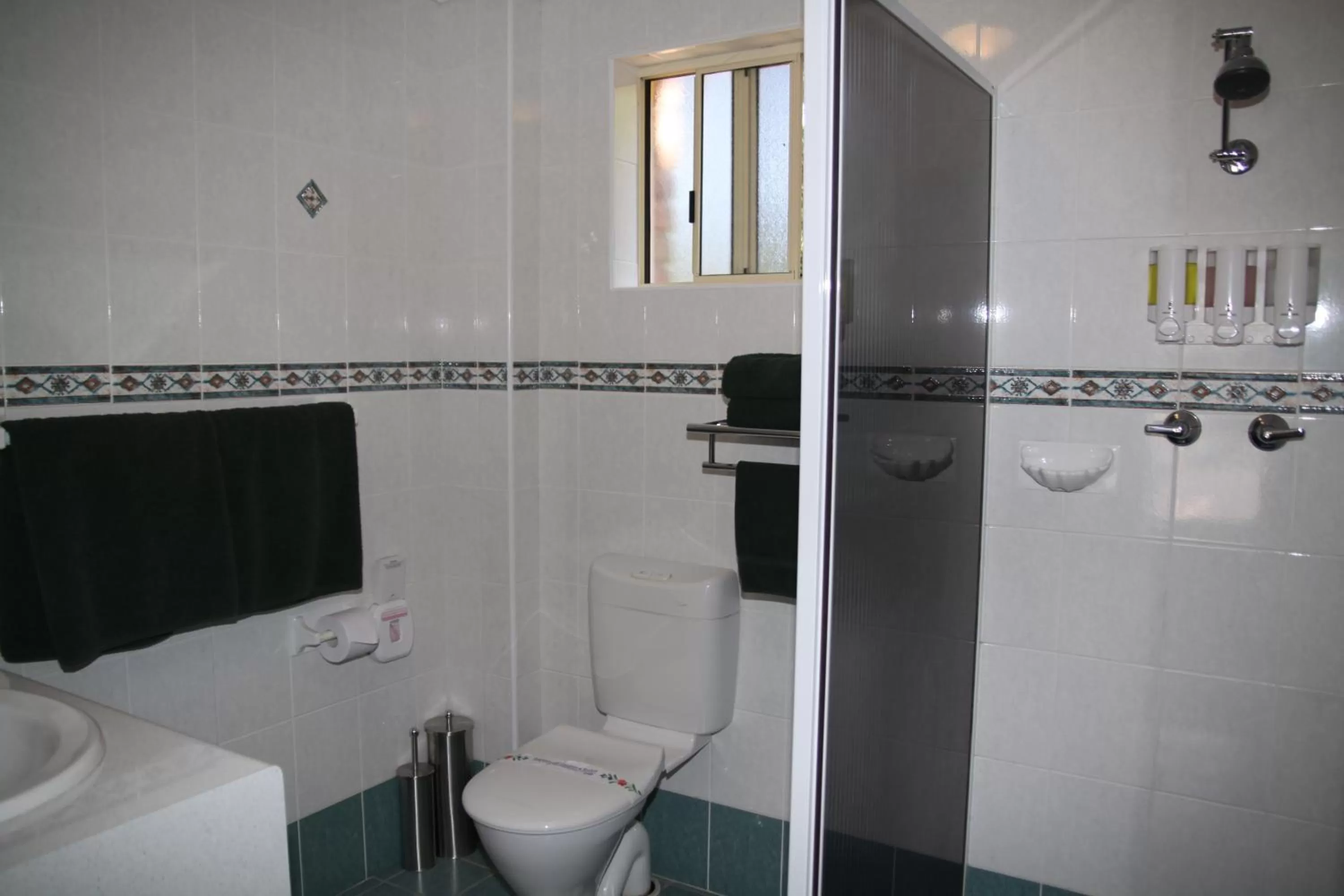 Bathroom in Abel Tasman Motor Inn