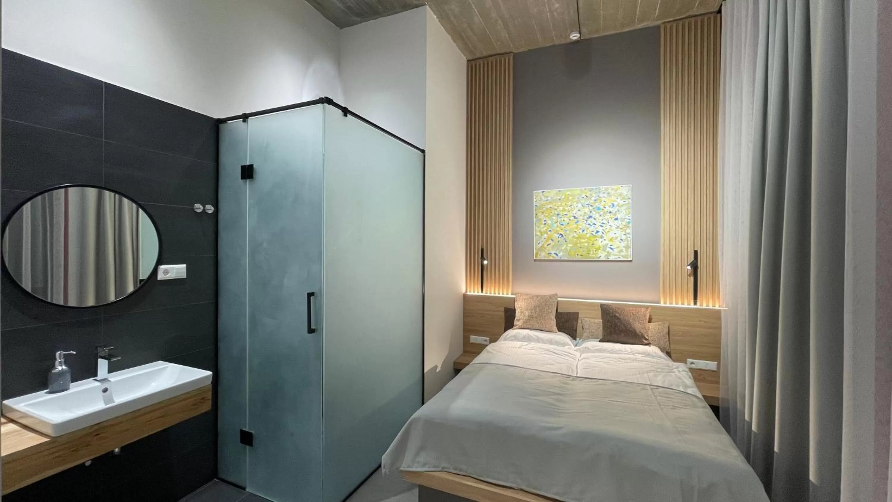 Photo of the whole room, Bed in Armine's B&B