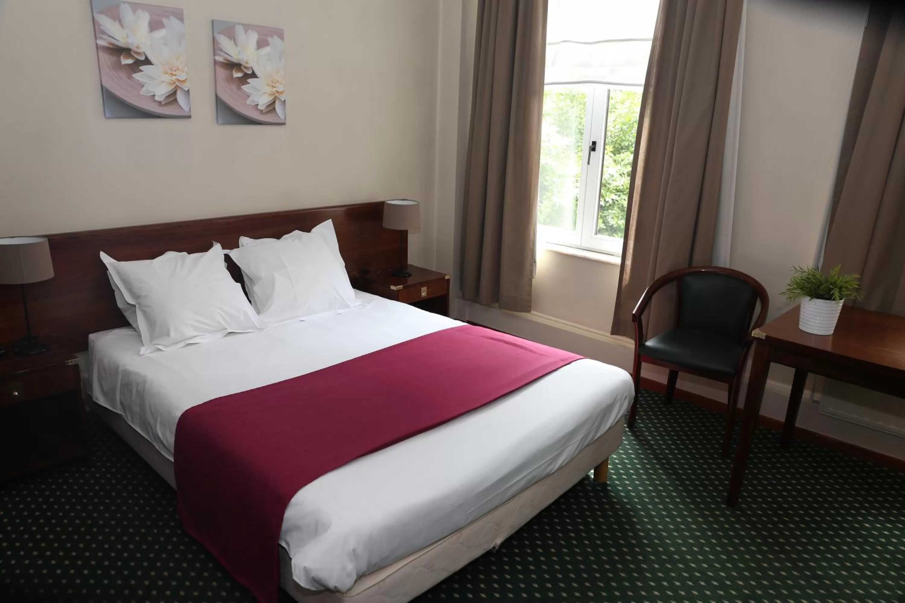 Bed in Hôtel Le Monte-Cristo