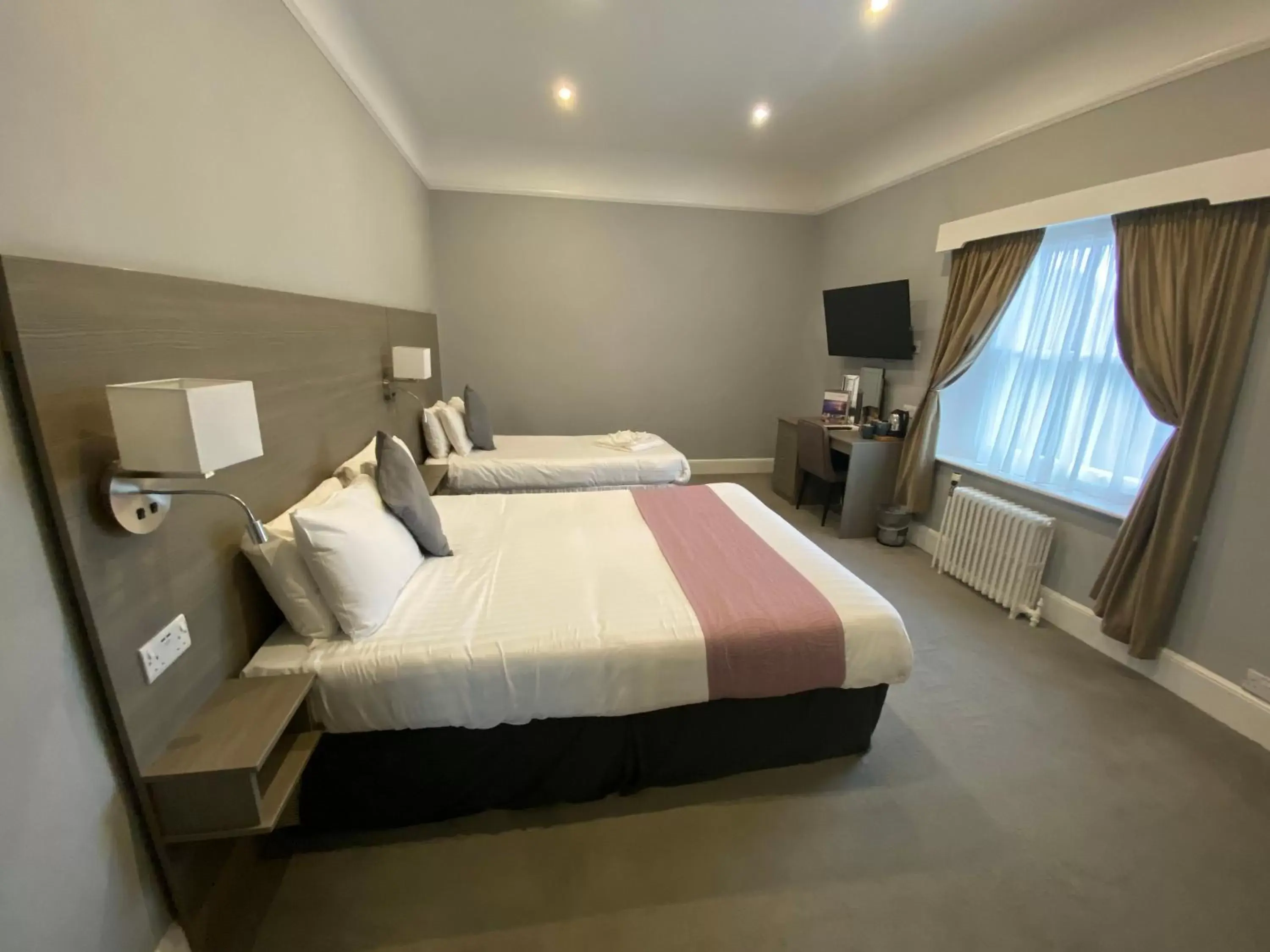 Family Room (2 Adults + 1 Child) in Cottonwood Boutique Family Room (2 Adults + 1 Child) in Cottonwood Boutique