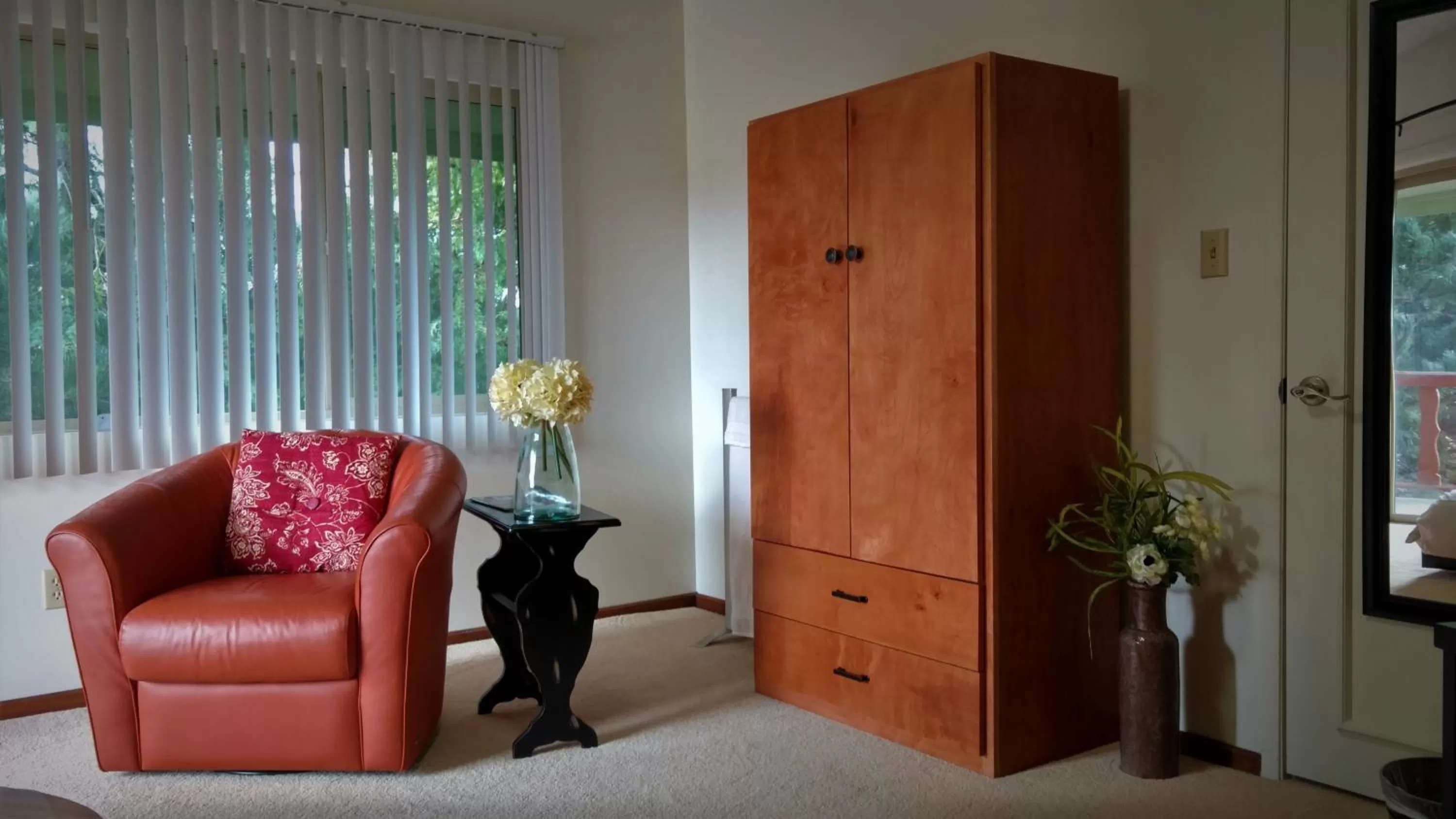 Photo of the whole room in Greenhouse Inn by the Bay