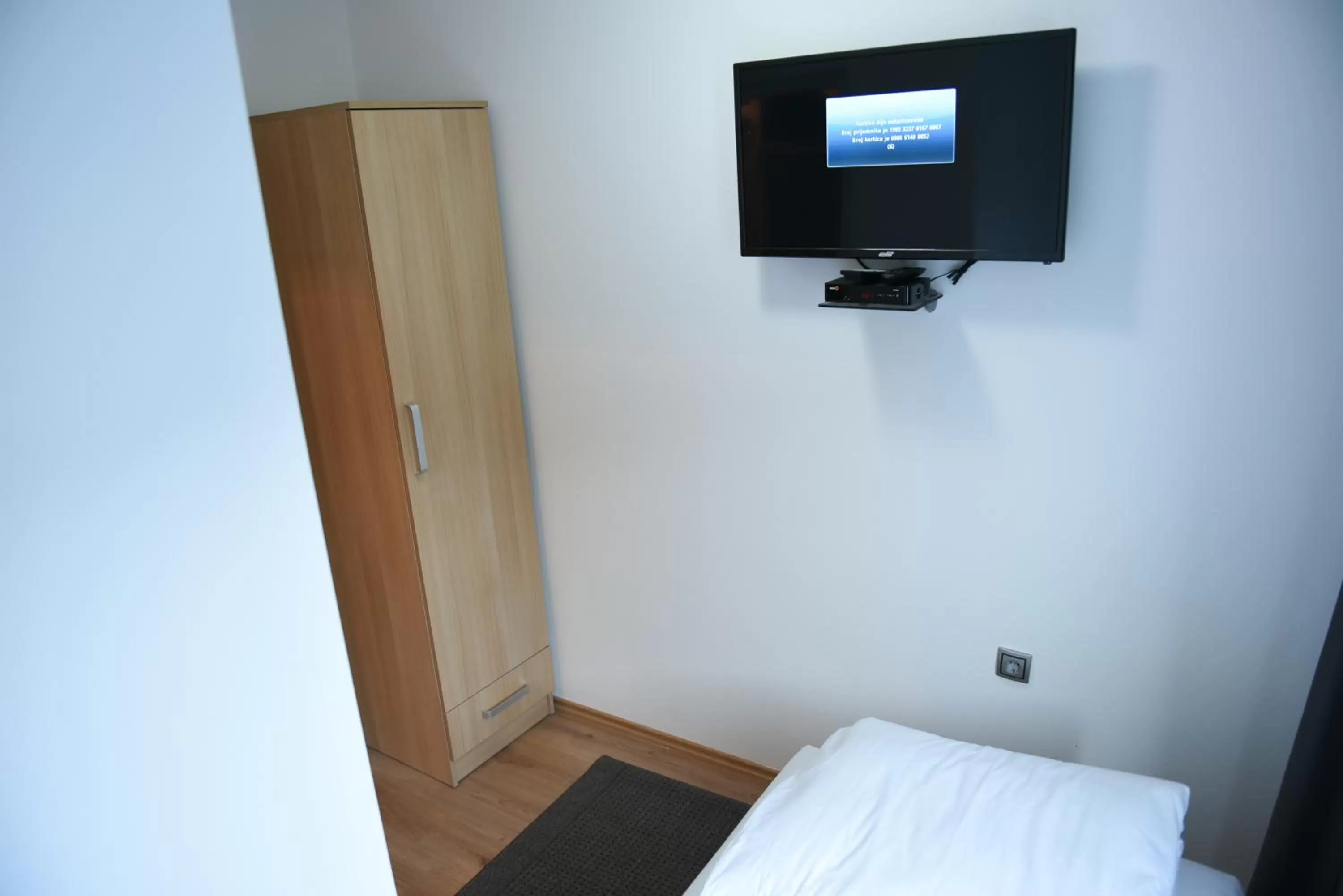 TV and multimedia, TV/Entertainment Center in Motel Alibi