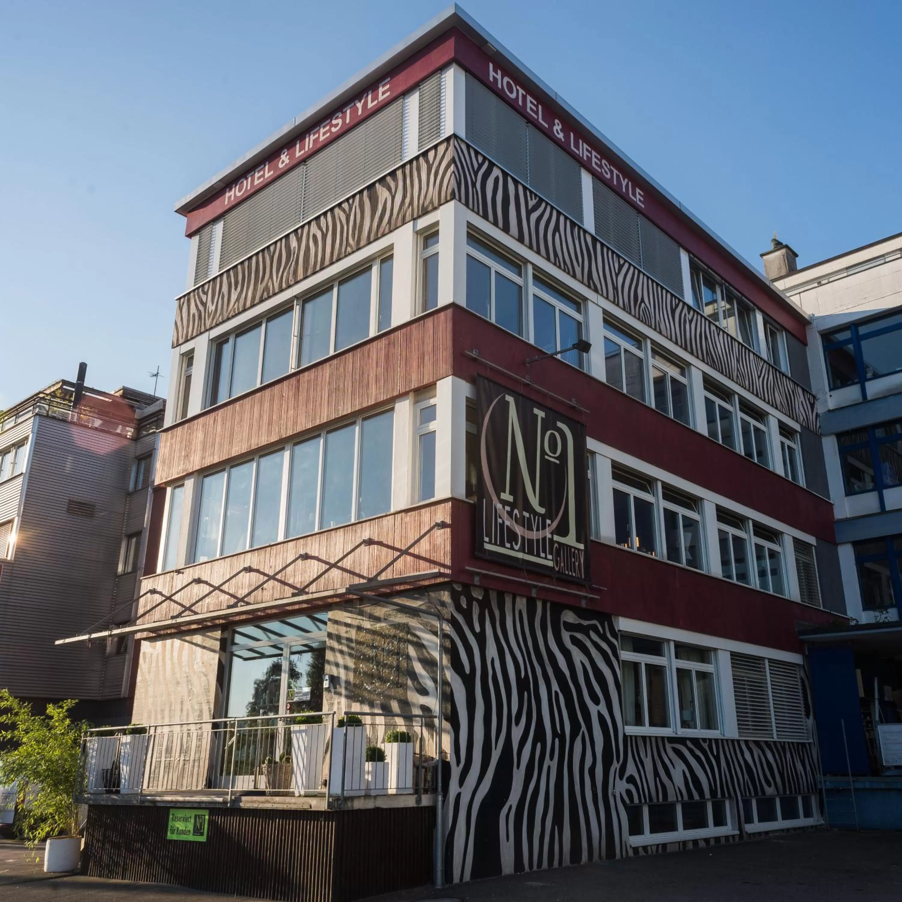 Facade/entrance in No1 Art B&B