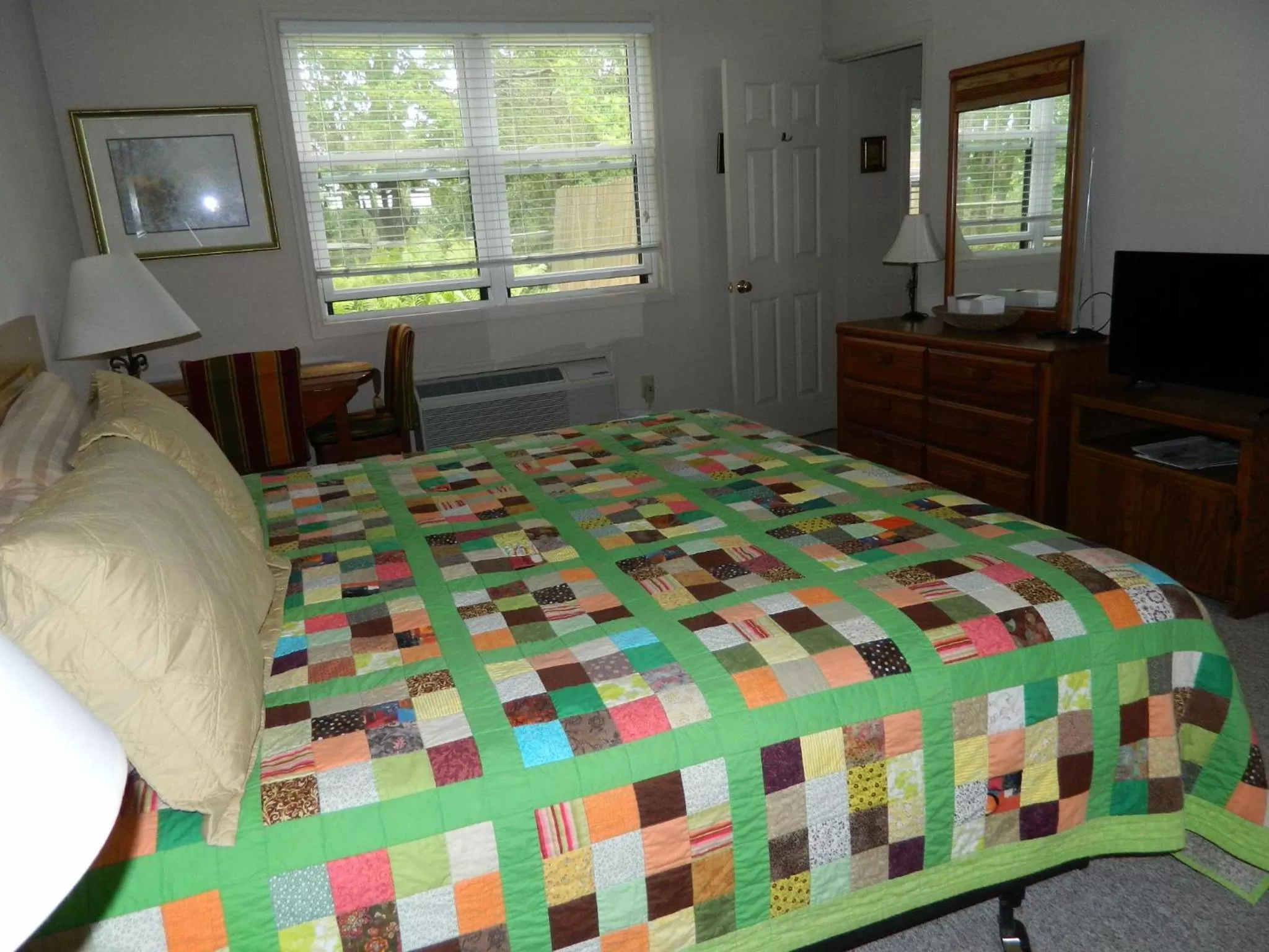 Bed in Bent Mountain Lodge Bed And Breakfast, Inc.