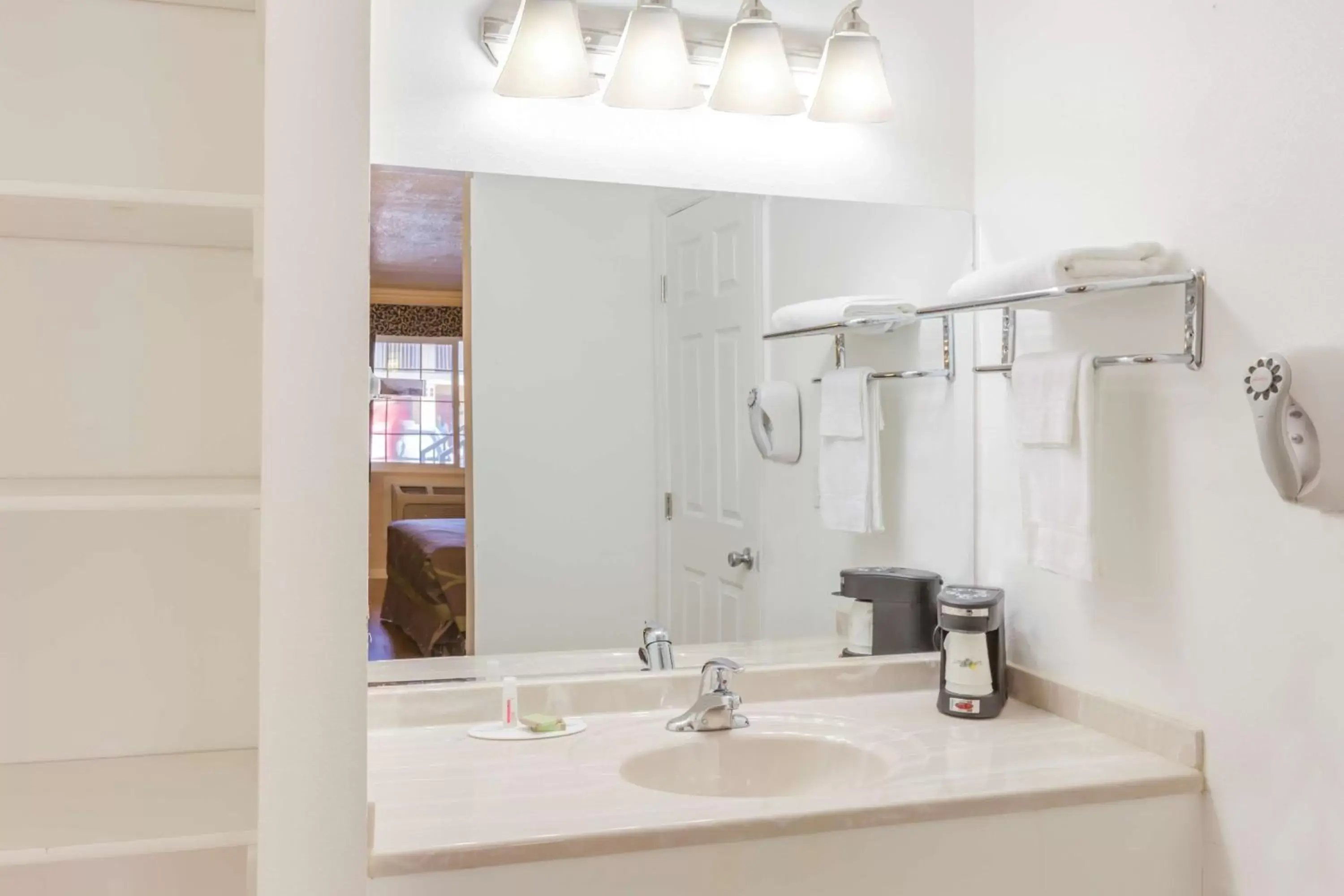 King Room - Smoking in Super 8 by Wyndham Visalia King Room - Smoking in Super 8 by Wyndham Visalia