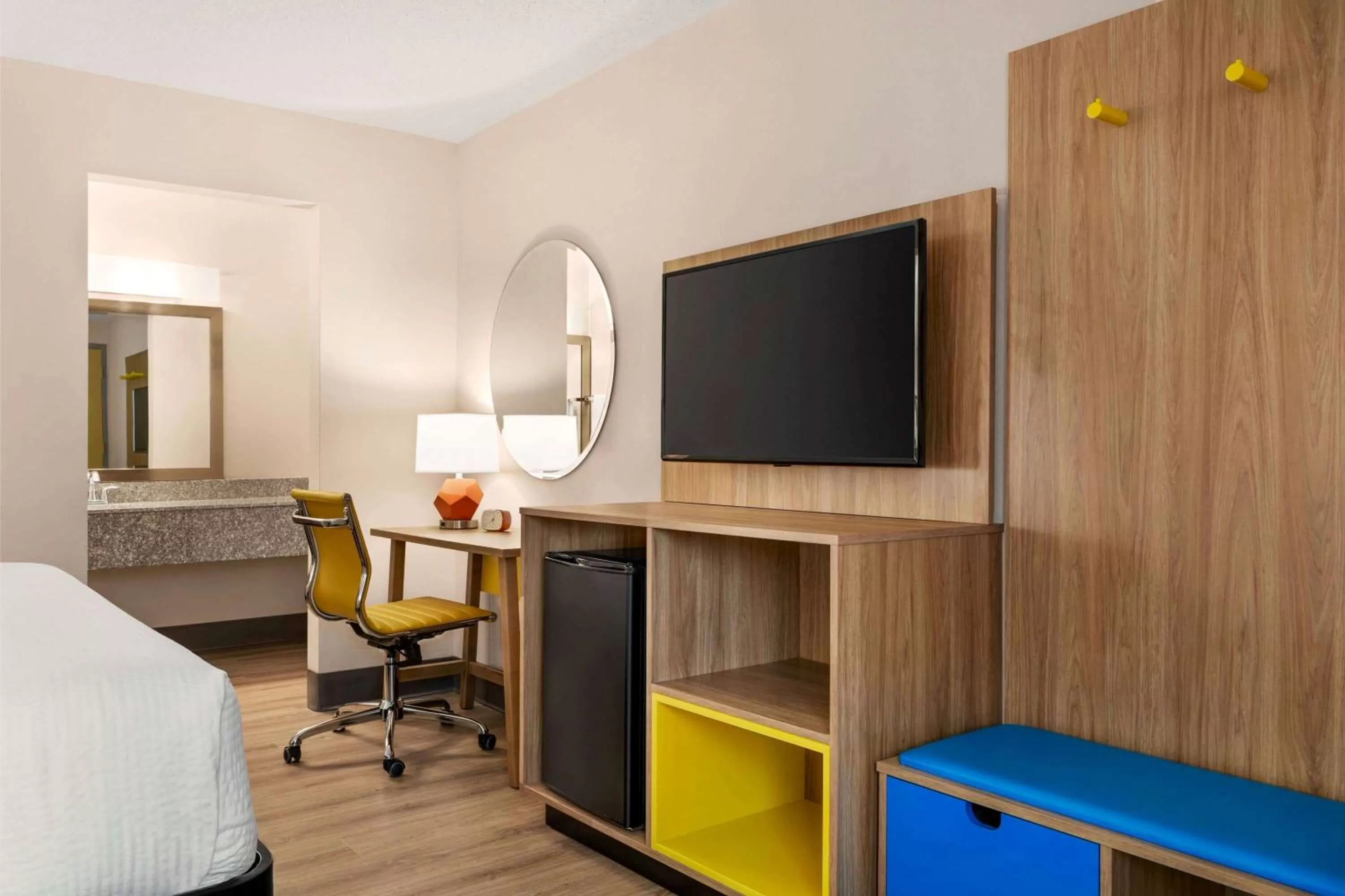 Photo of the whole room, Bed in Hotel Bo, a Days Inn by Wyndham Chattanooga Downtown