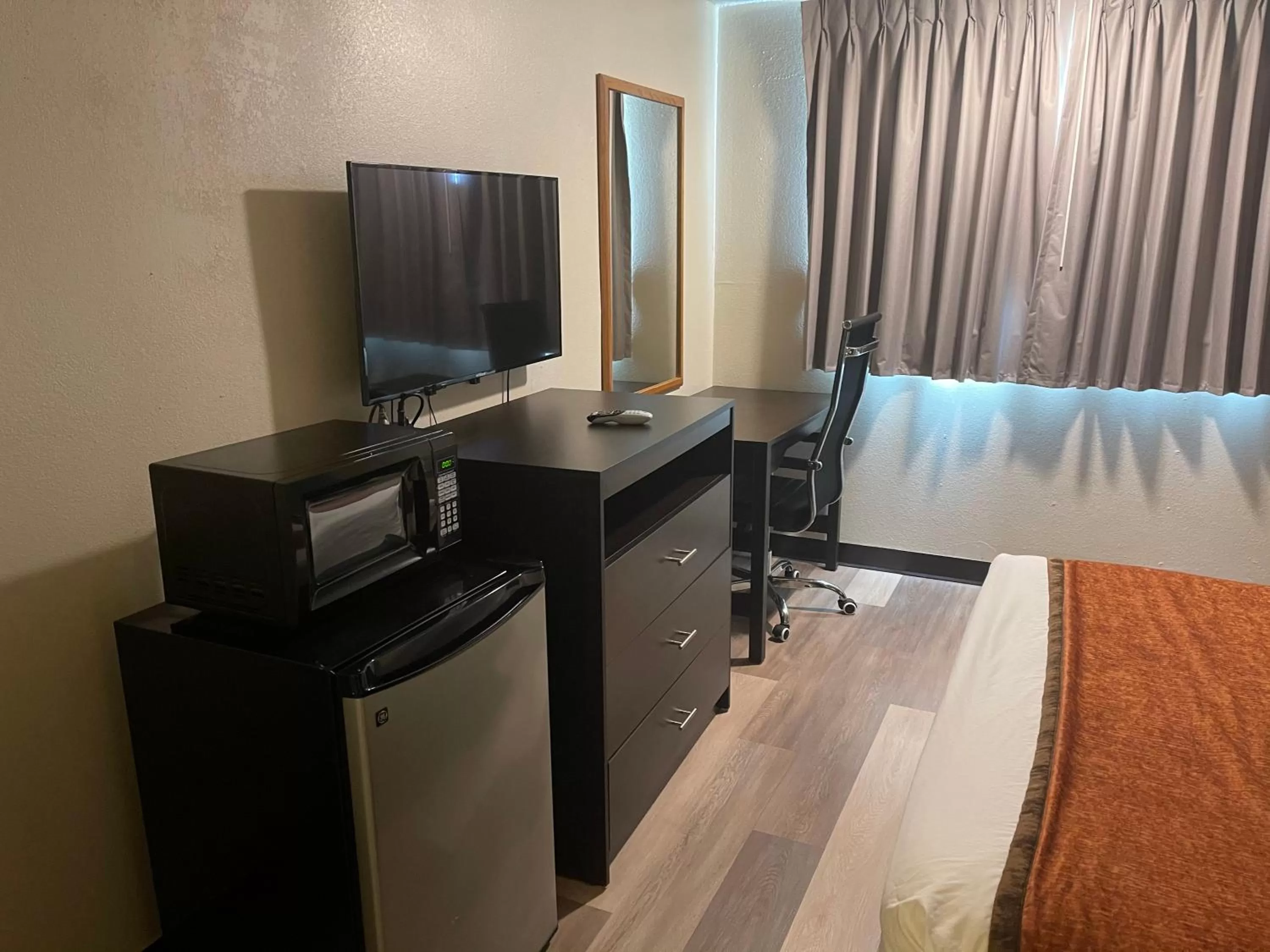 TV and multimedia, Bed in Brentwood Inn Clinton