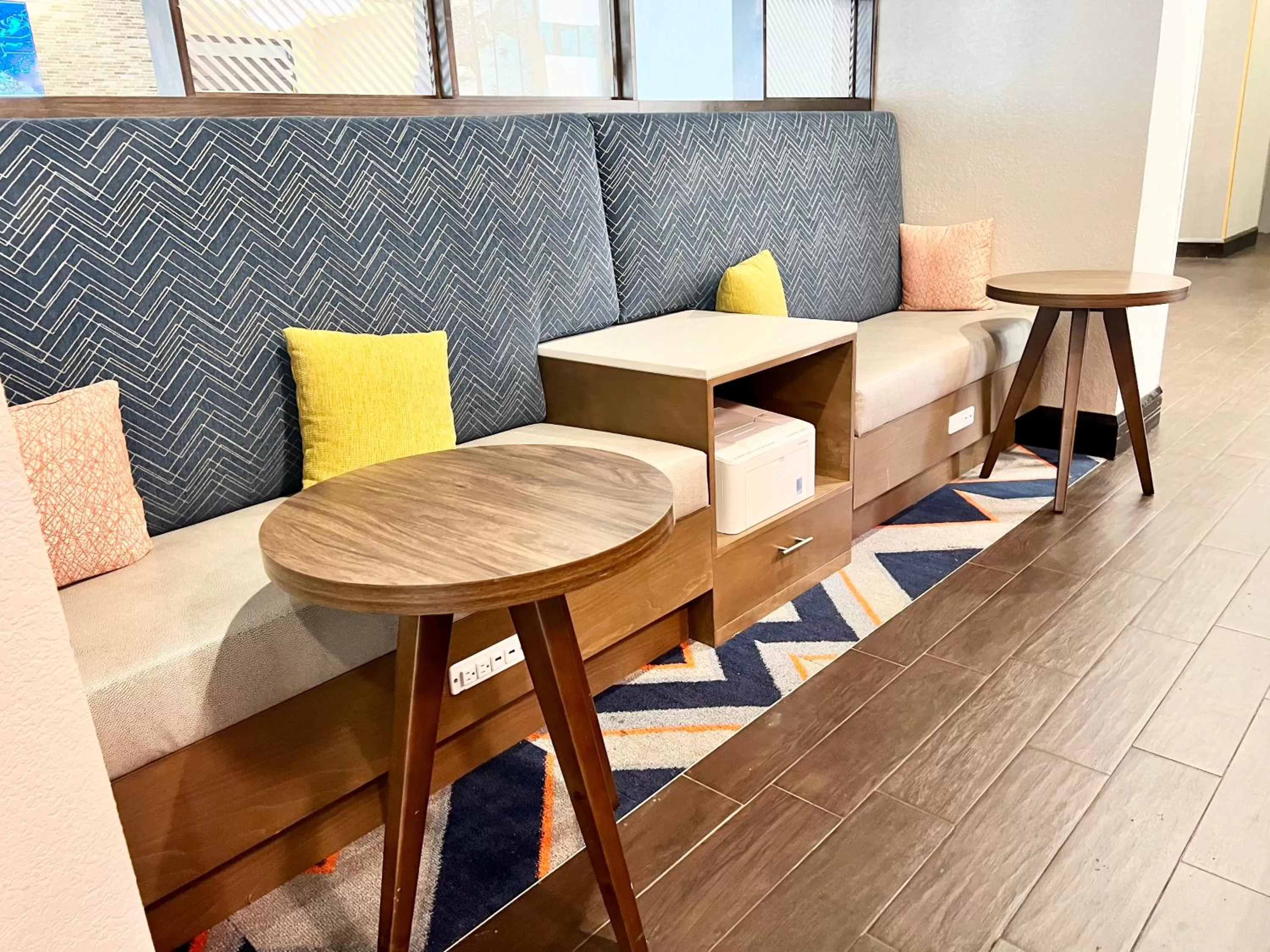 Seating area in Hampton Inn Fort Walton Beach