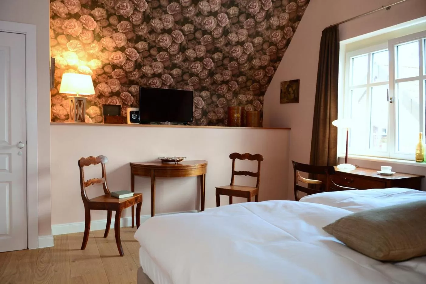 Photo of the whole room, Bed in Hotel No. 11