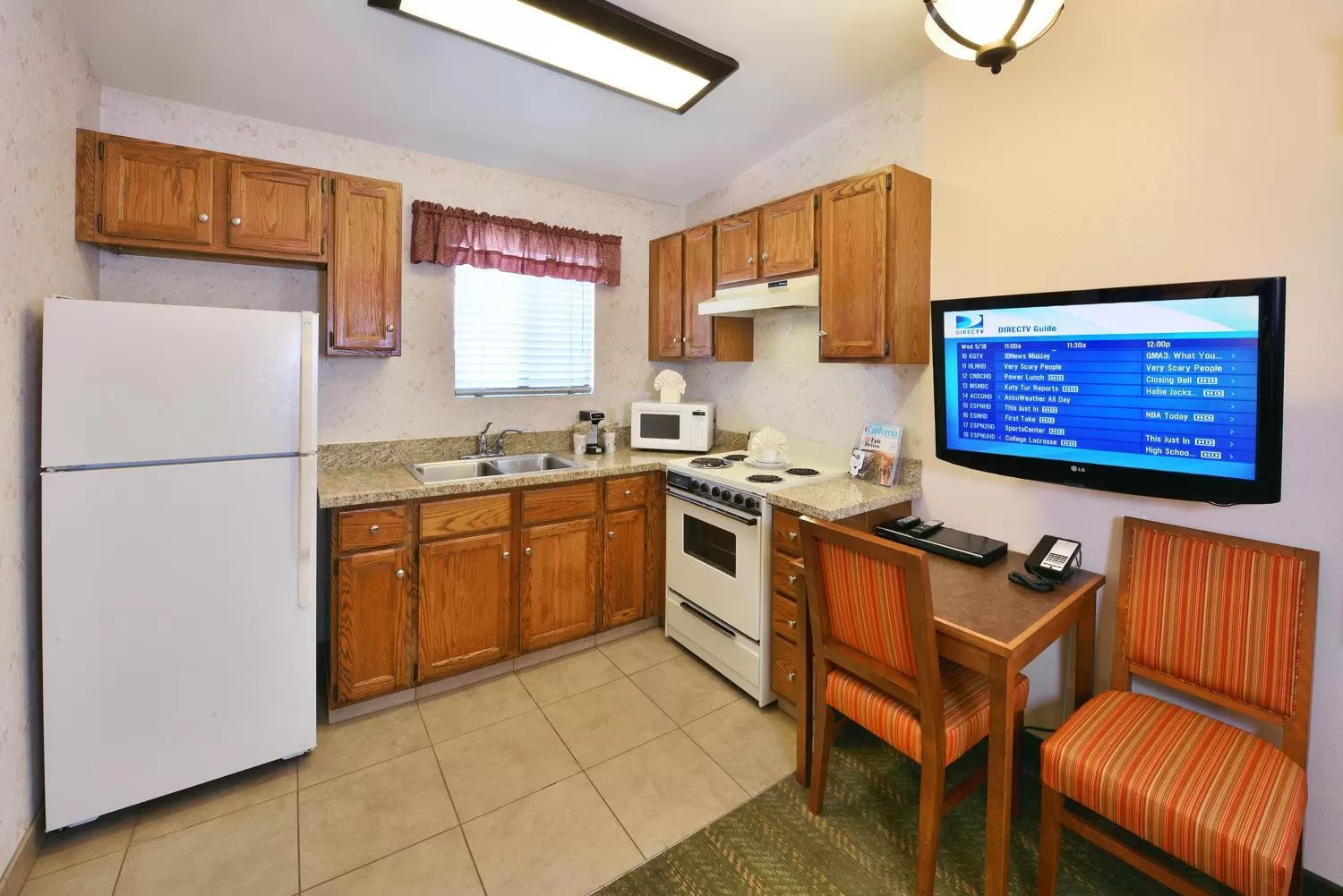 Kitchen or kitchenette in Lamplighter Inn & Suites at SDSU