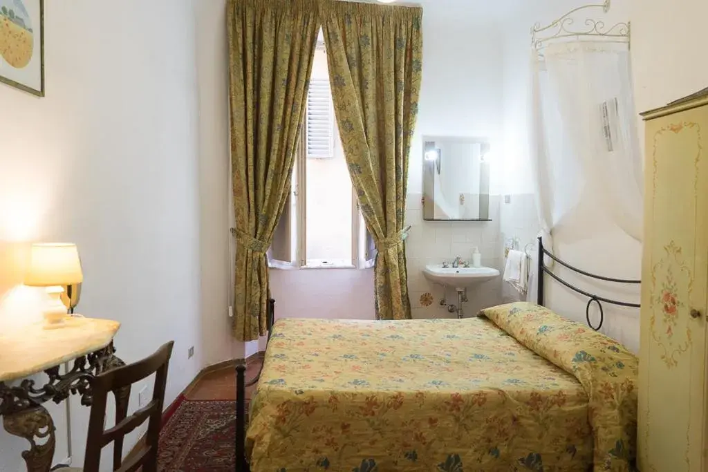 Double Room with Shared Bathroom in Albergo Tre Donzelle Double Room with Shared Bathroom in Albergo Tre Donzelle