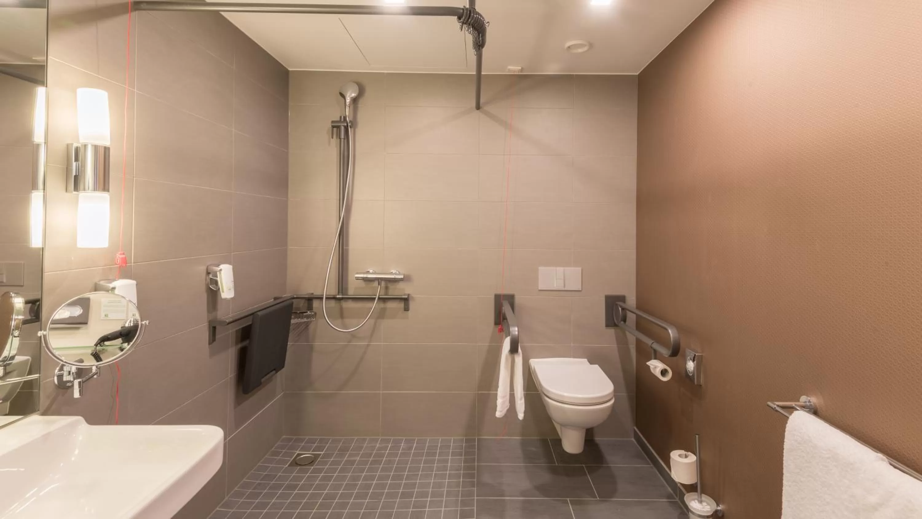 Bathroom in Holiday Inn Düsseldorf City – Toulouser Allee by IHG