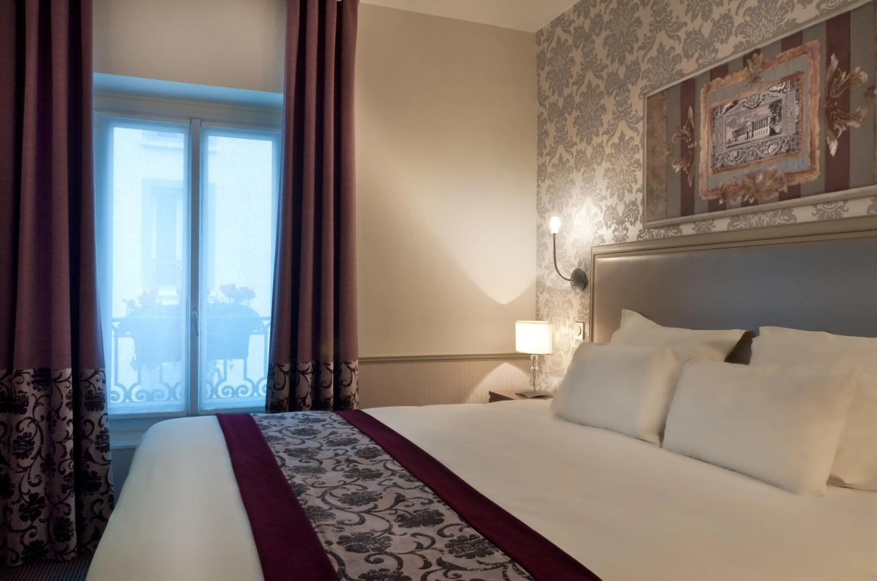 Bedroom, Bed in Hotel Monceau Wagram