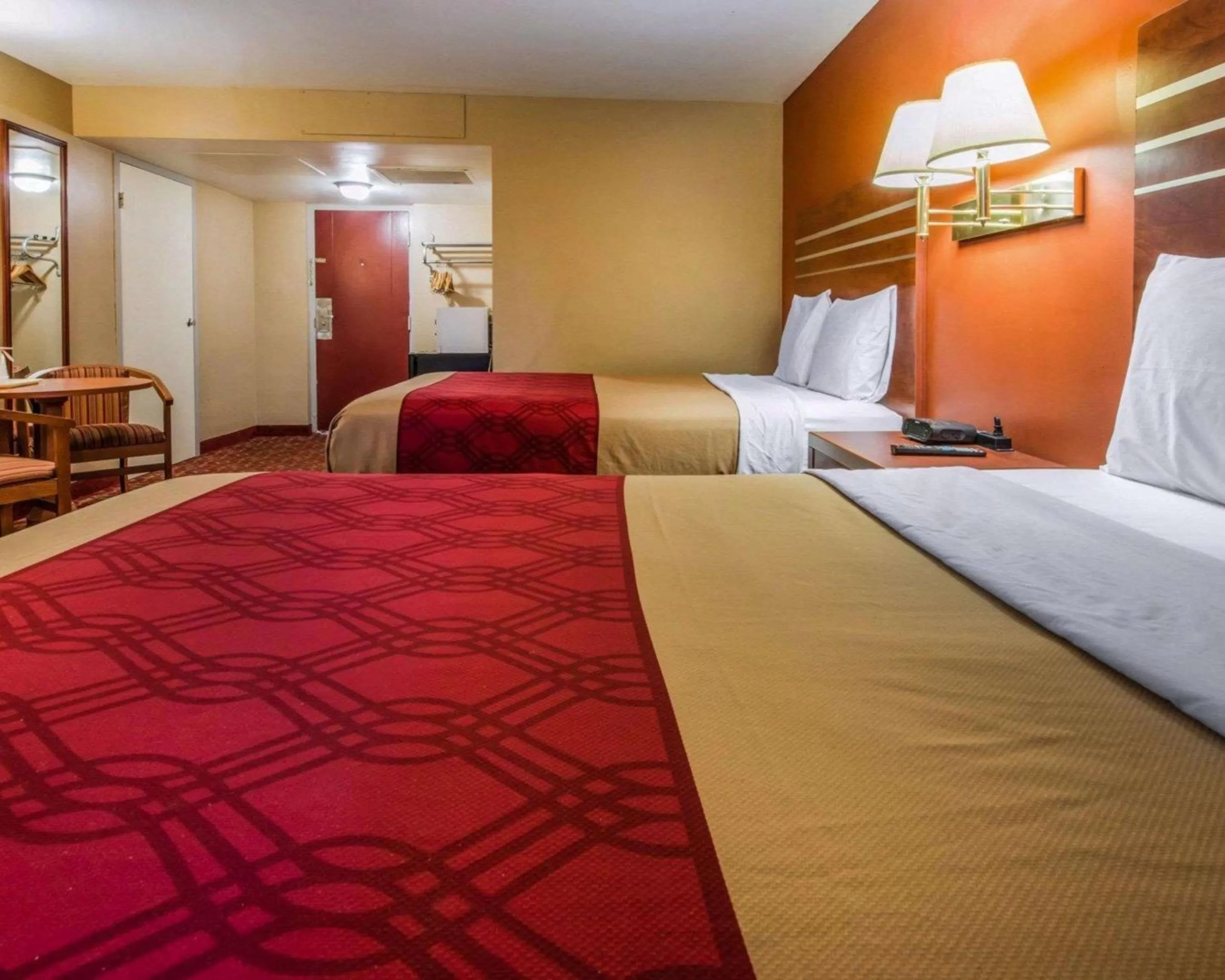 Photo of the whole room, Bed in Econo Lodge Hermitage South