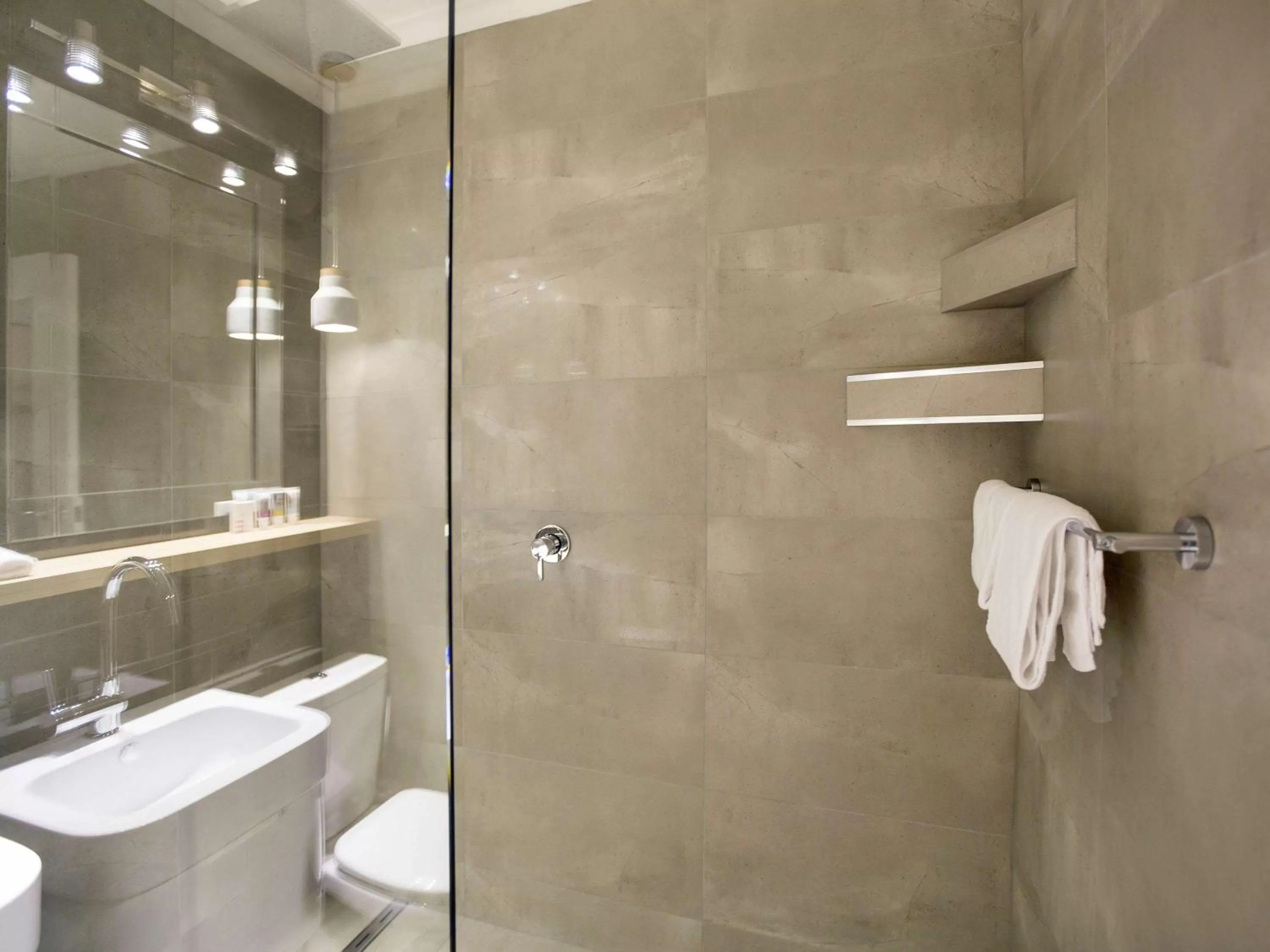 Photo of the whole room in Mercure Launceston