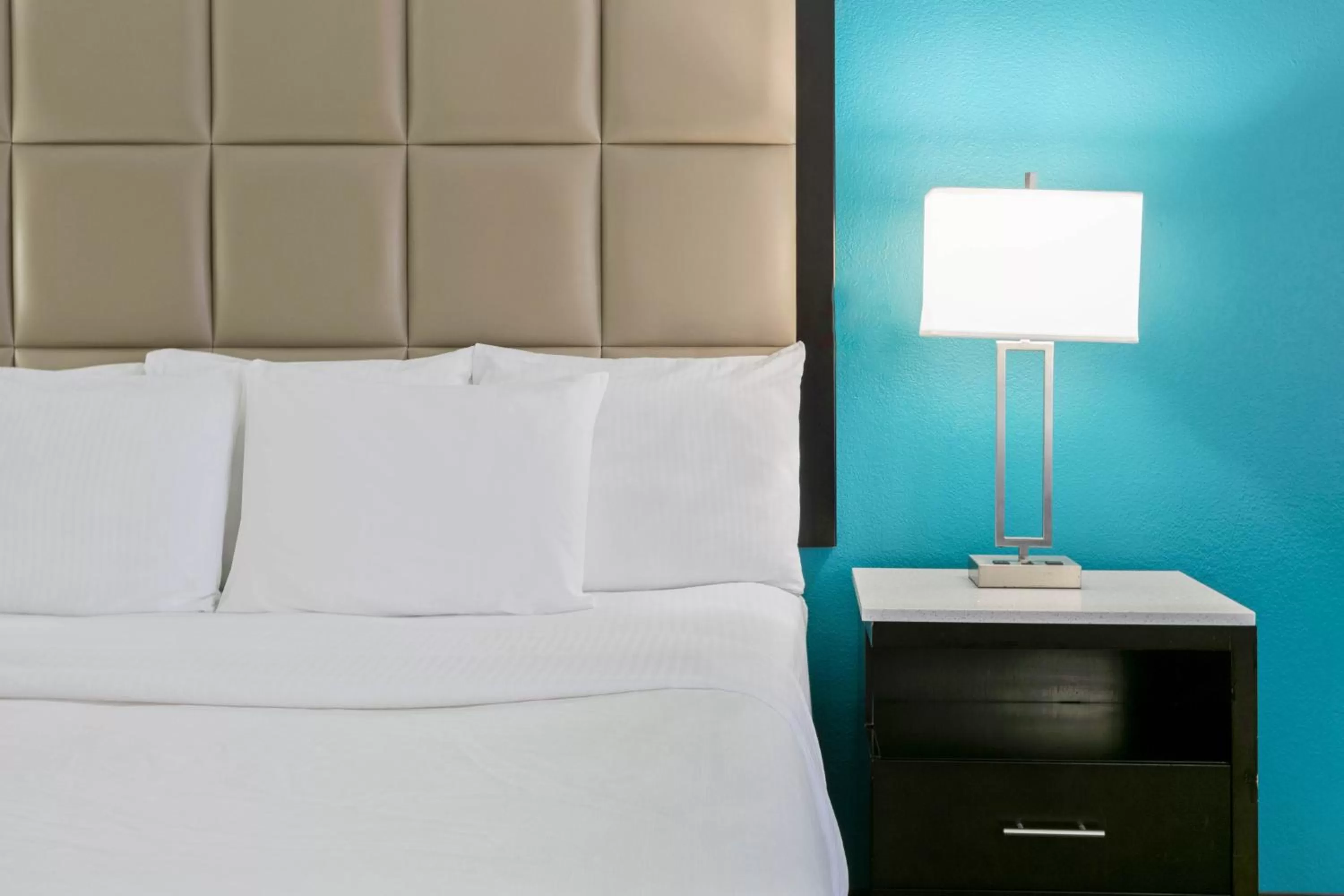 Bed in La Quinta Inn and Suites by Wyndham Paris