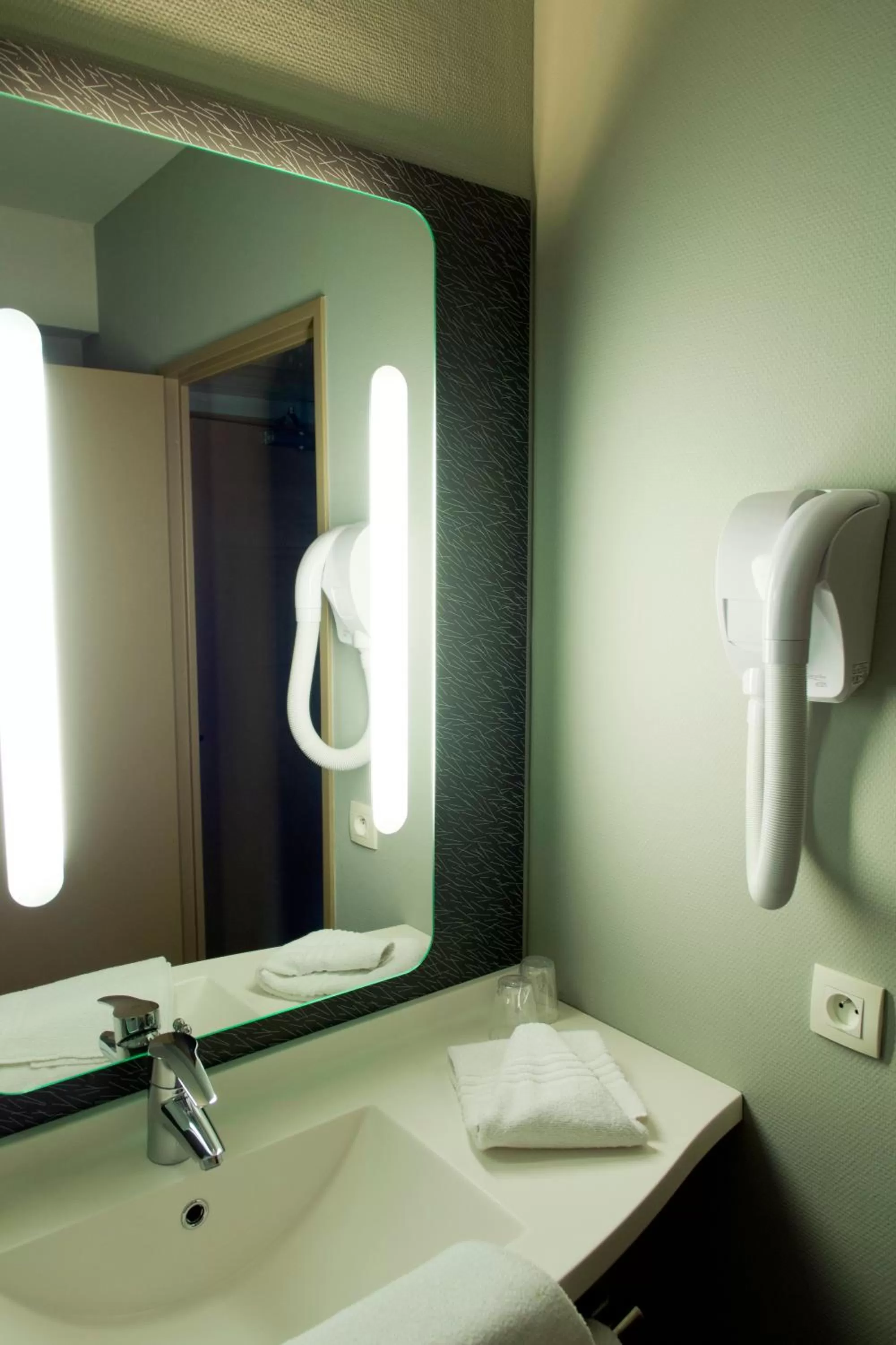 Bathroom in ibis Bayonne Centre