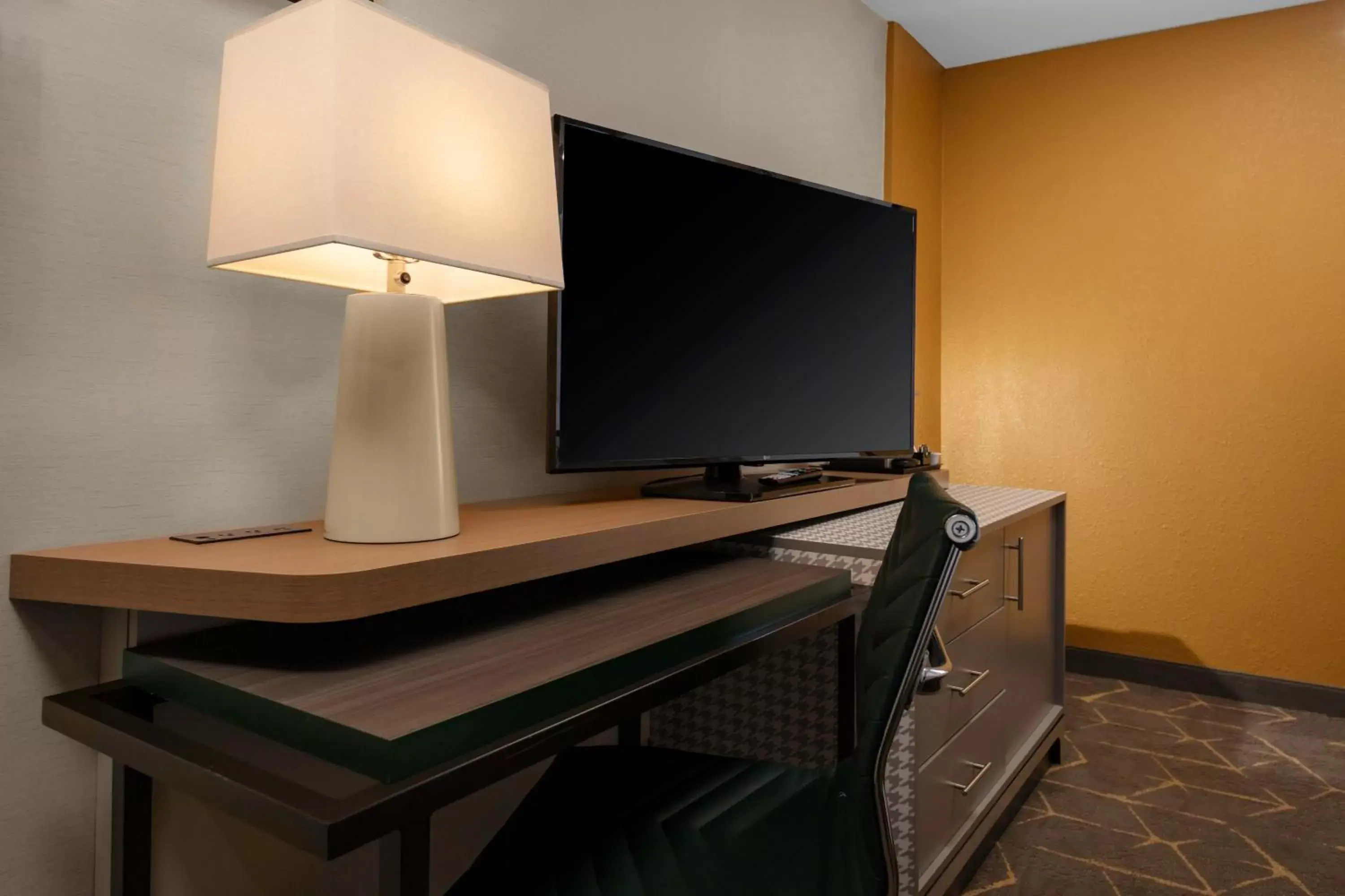 Premium Corner King Room in Holiday Inn Boston - Dedham Hotel & Conference Center by IHG Premium Corner King Room in Holiday Inn Boston - Dedham Hotel & Conference Center by IHG