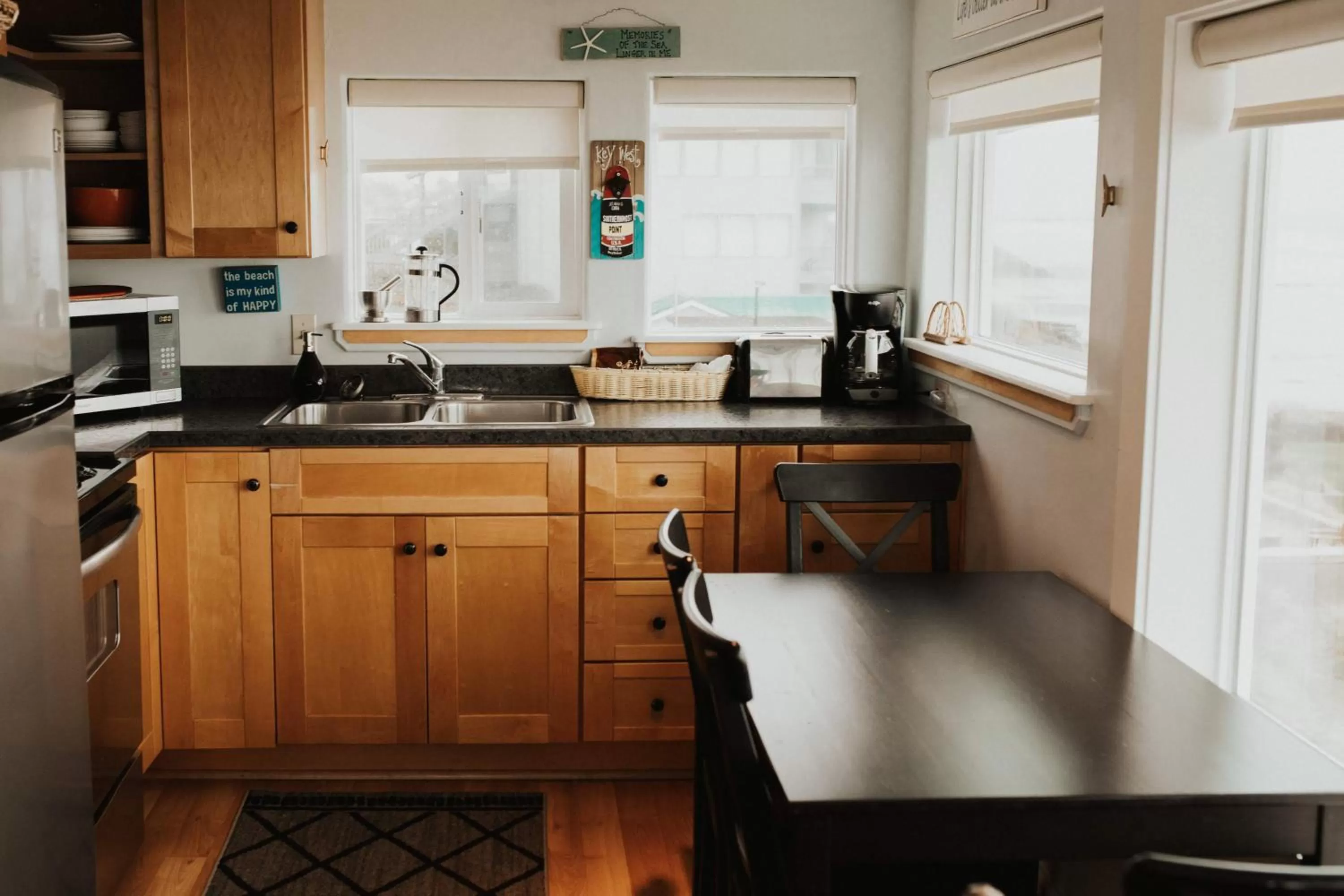 Kitchen or kitchenette in Nye Beach Cottages
