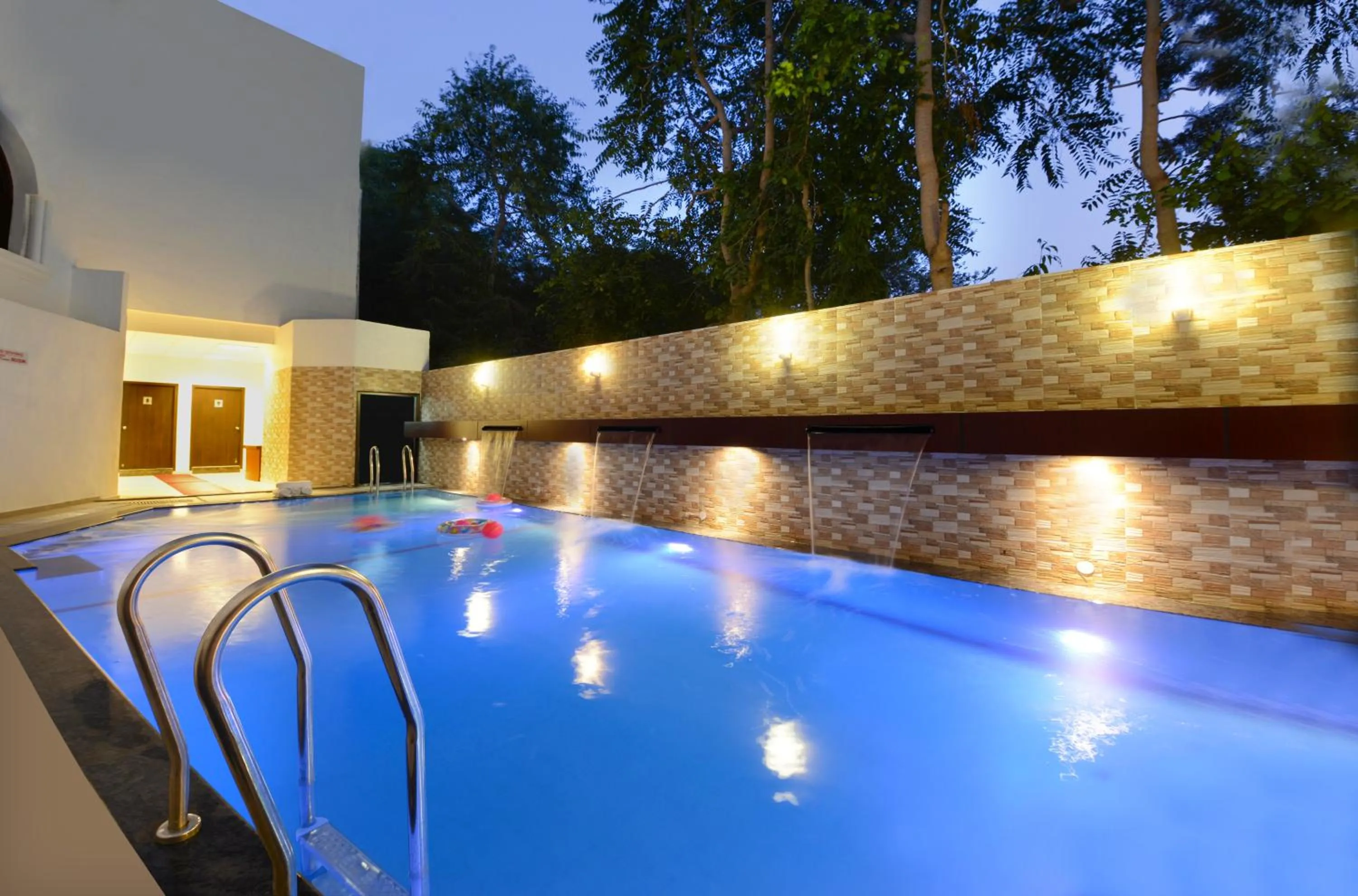 Swimming pool in Hotel Pushp Villa Agra Taj East Gate