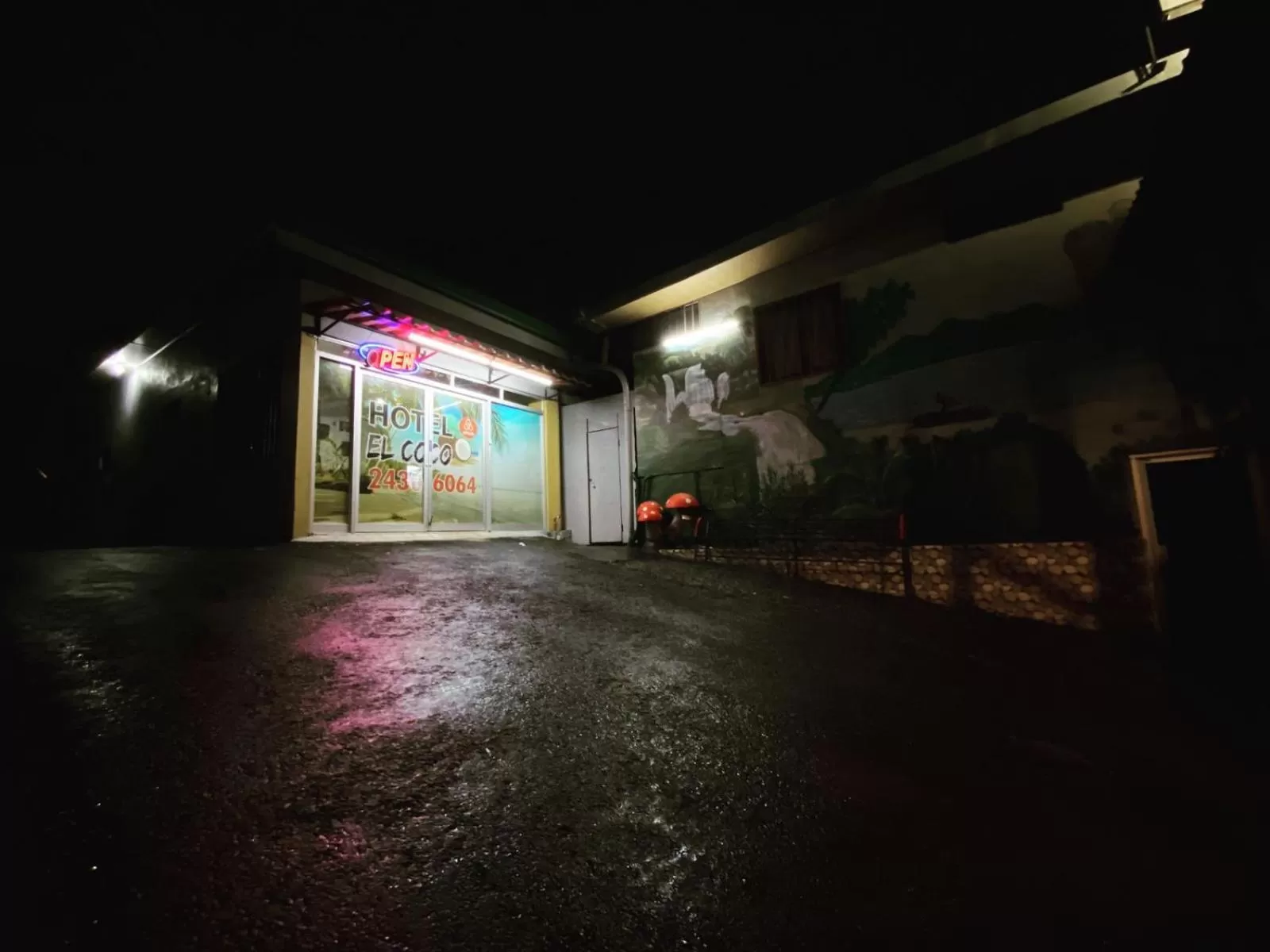 Facade/entrance, Property Building in Hotel El Coco