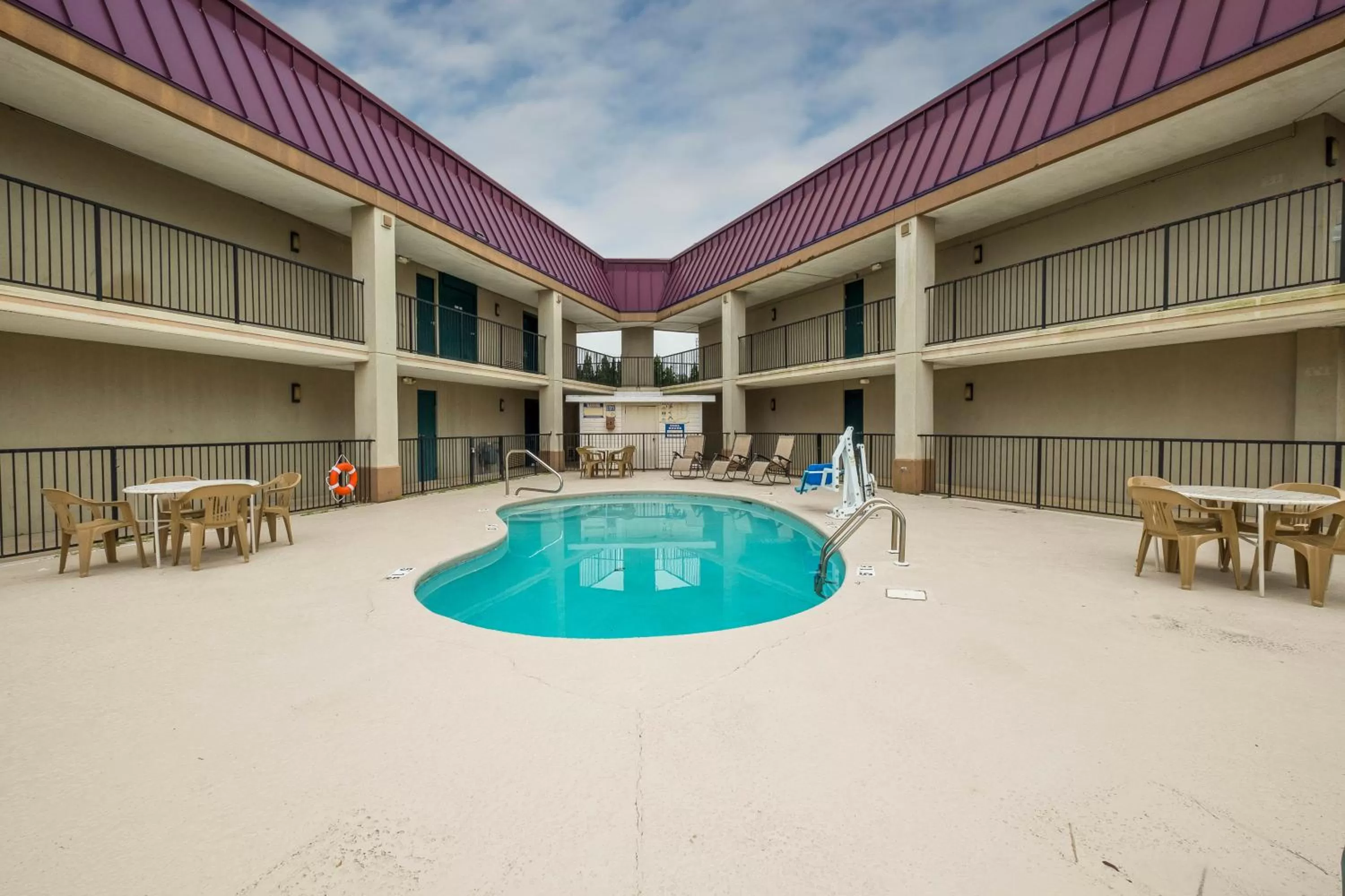 Swimming pool in Red Roof Inn Mobile North – Saraland