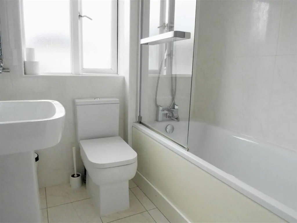 Bathroom in Kew Studios and Rooms