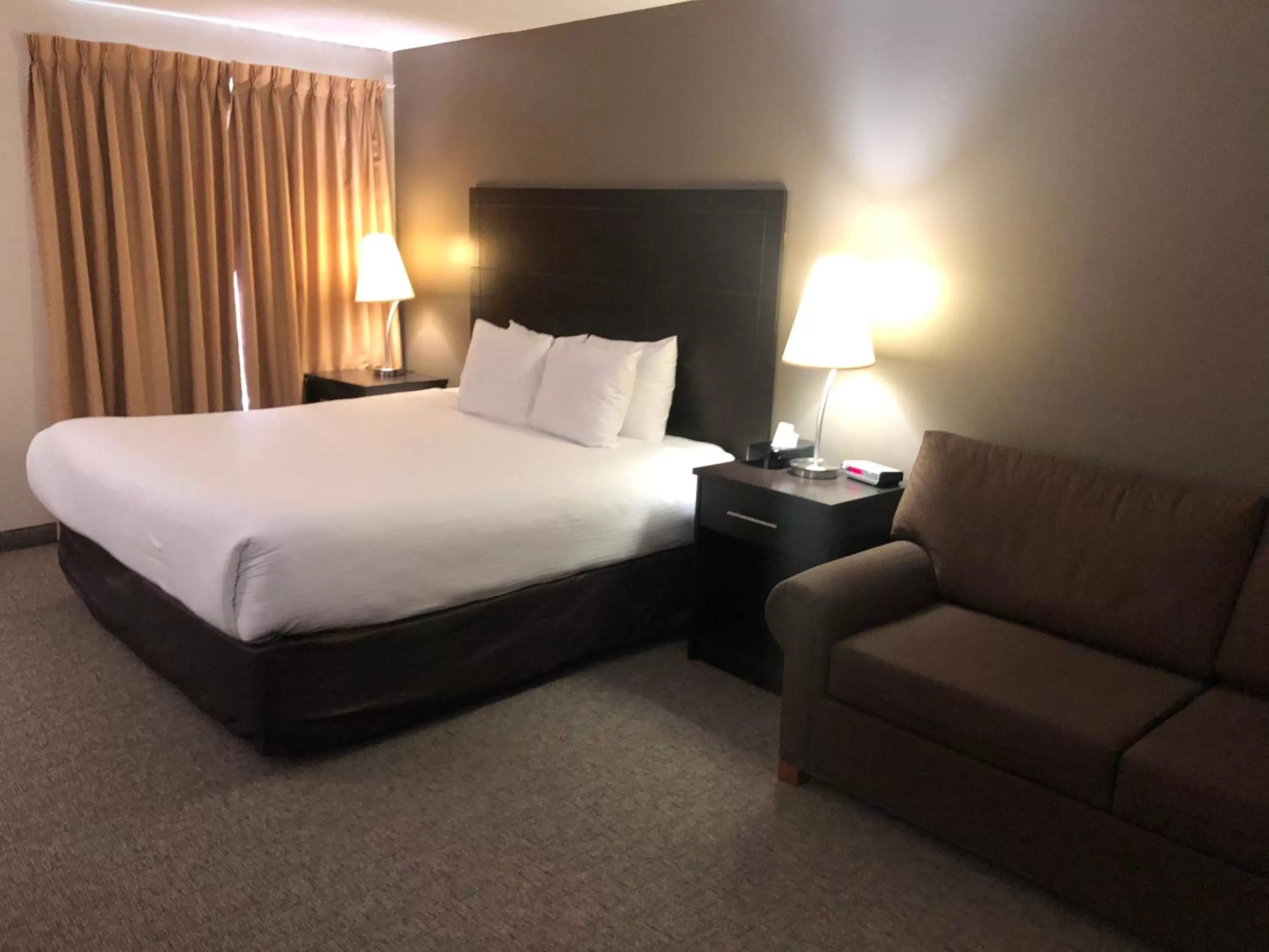 Photo of the whole room, Bed in Ramada by Wyndham Lindsay