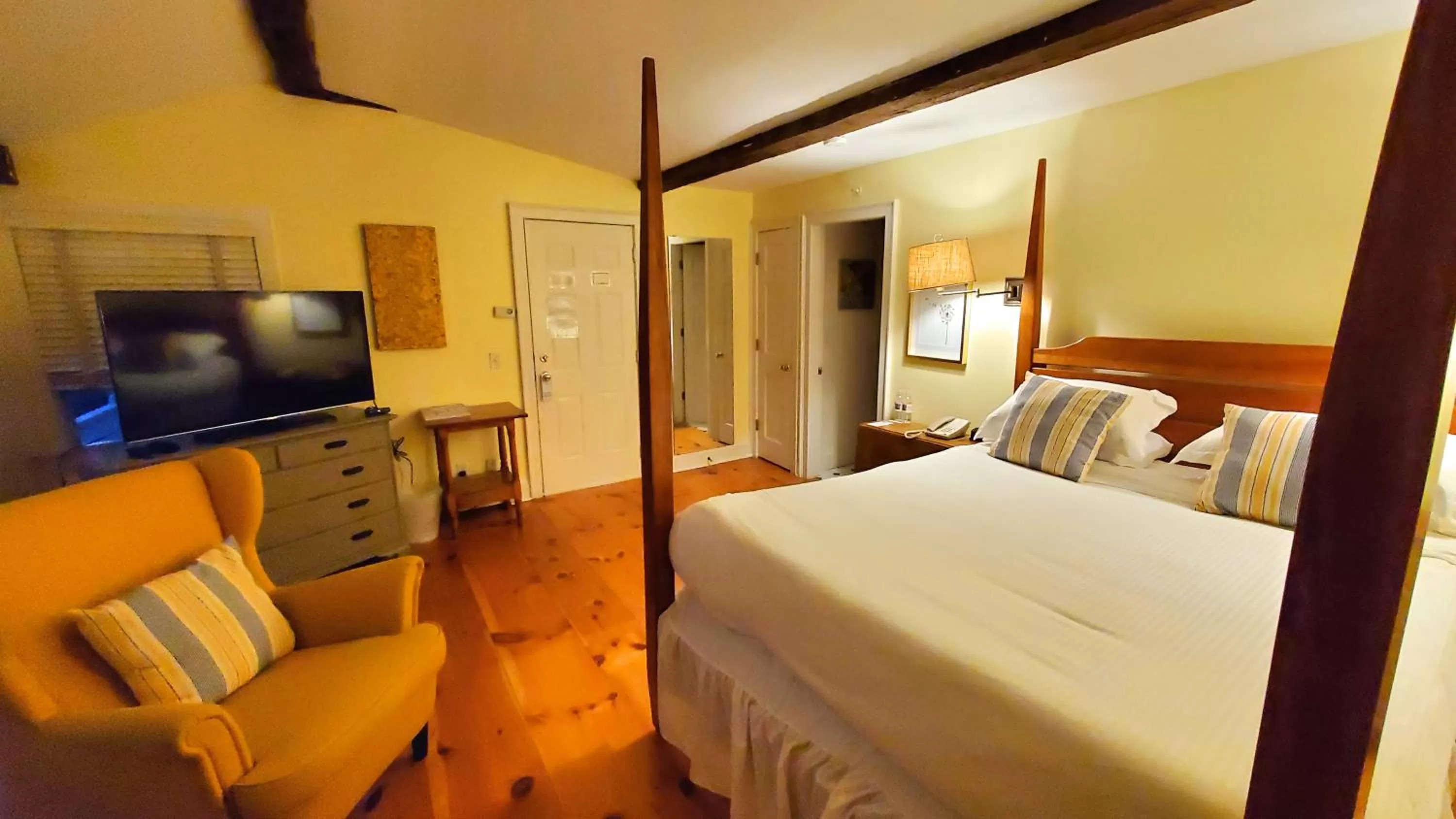 TV and multimedia in Four Columns Inn