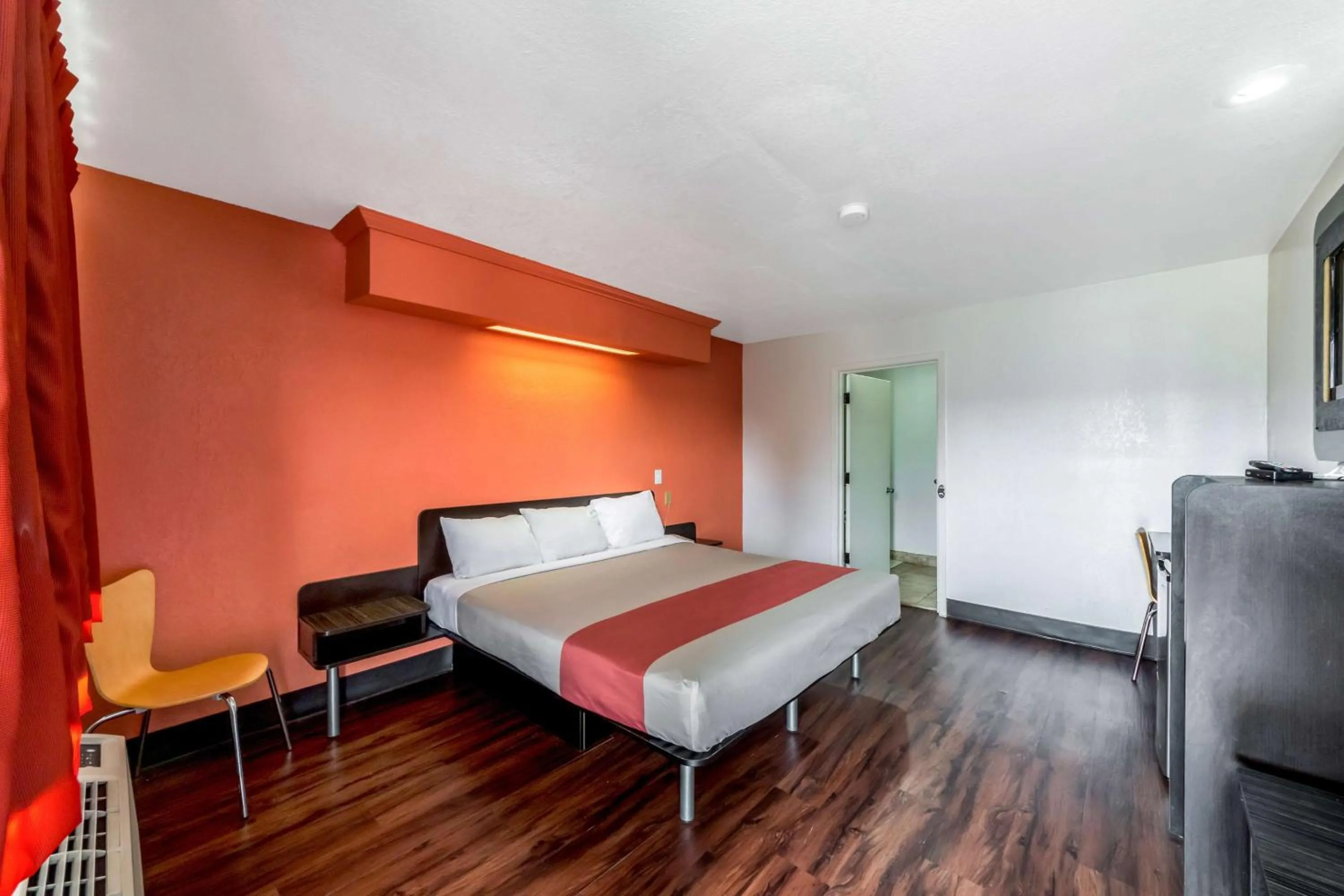 TV and multimedia, Bed in Motel 6 San Antonio, TX - Frost Bank Center