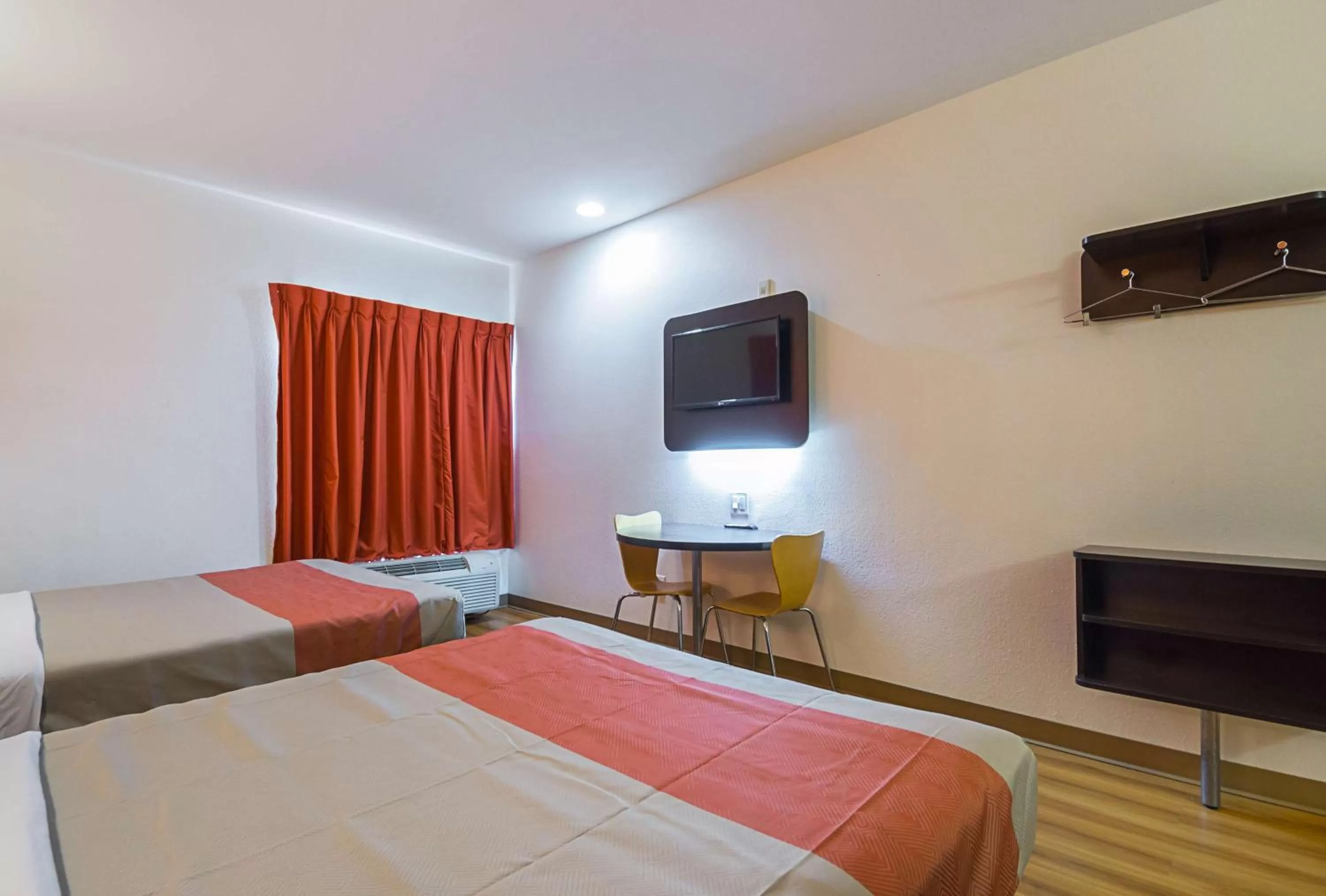 TV and multimedia, Bed in Motel 6 Dallas – Irving DFW Airport South