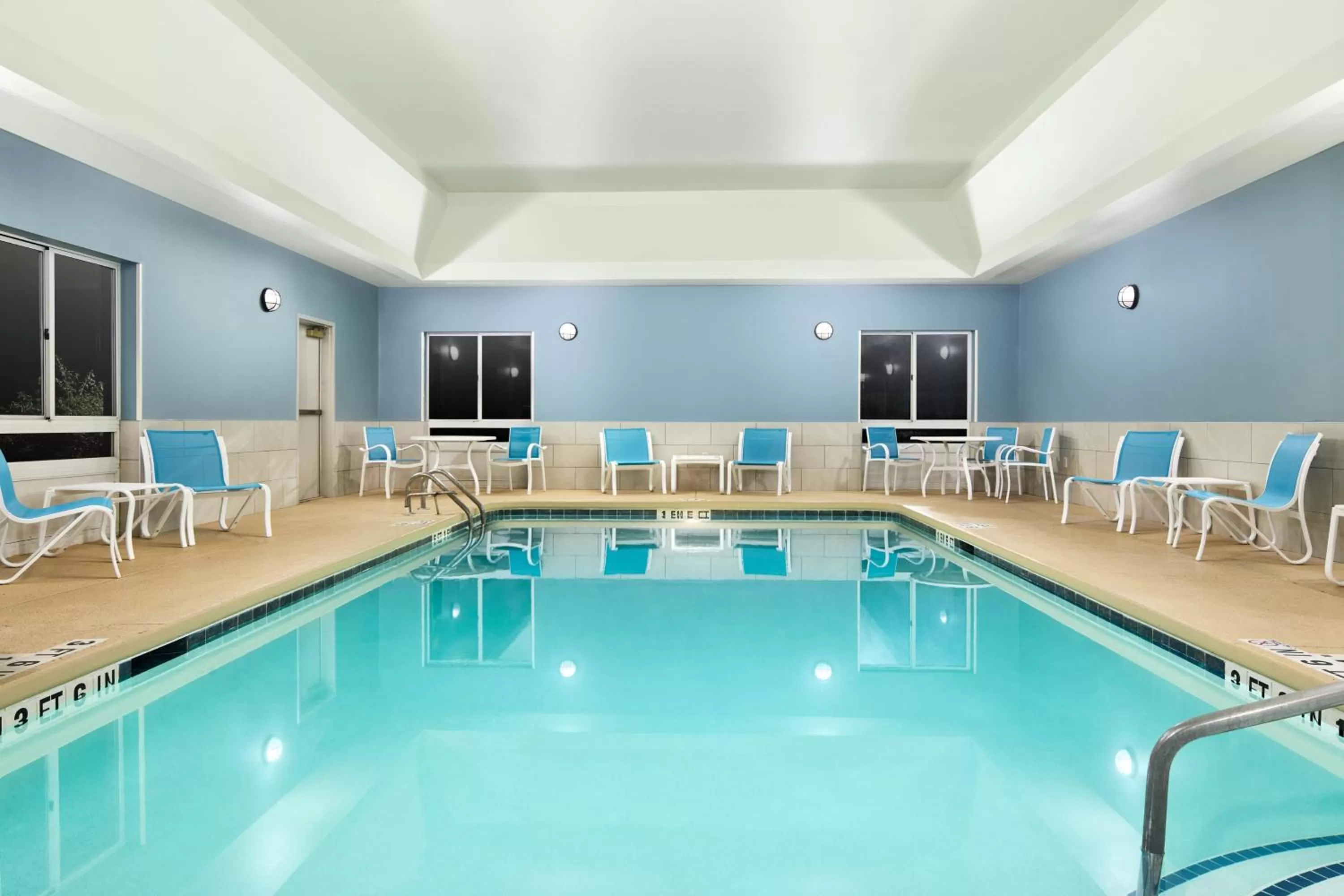 Swimming pool in Holiday Inn Express & Suites - Spartanburg-North by IHG