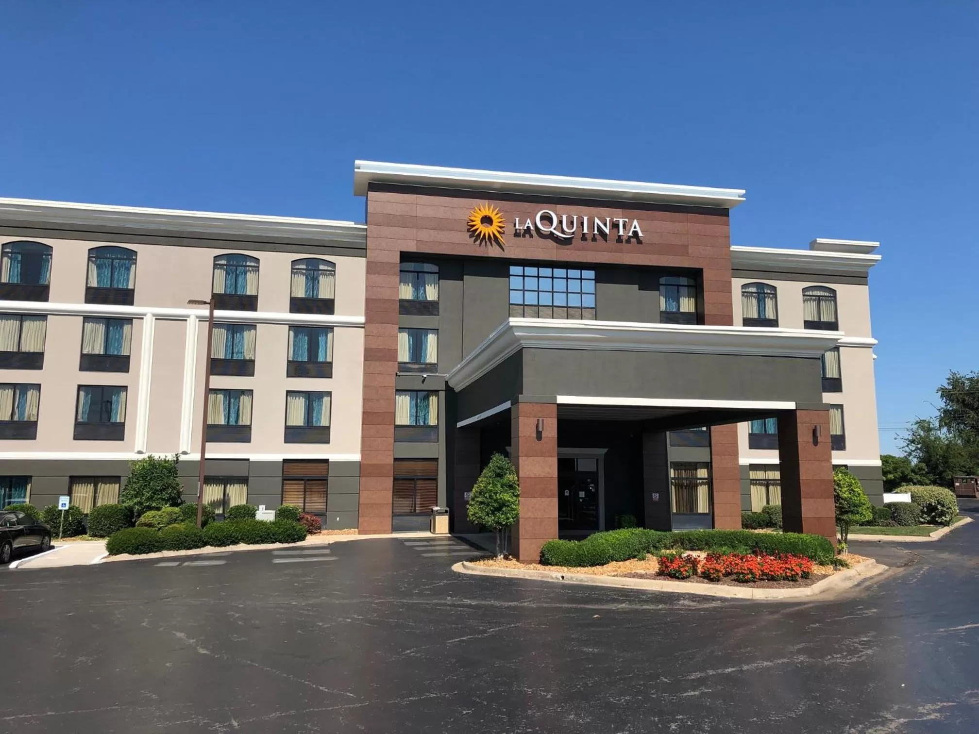 Facade/entrance in La Quinta by Wyndham Clarksville