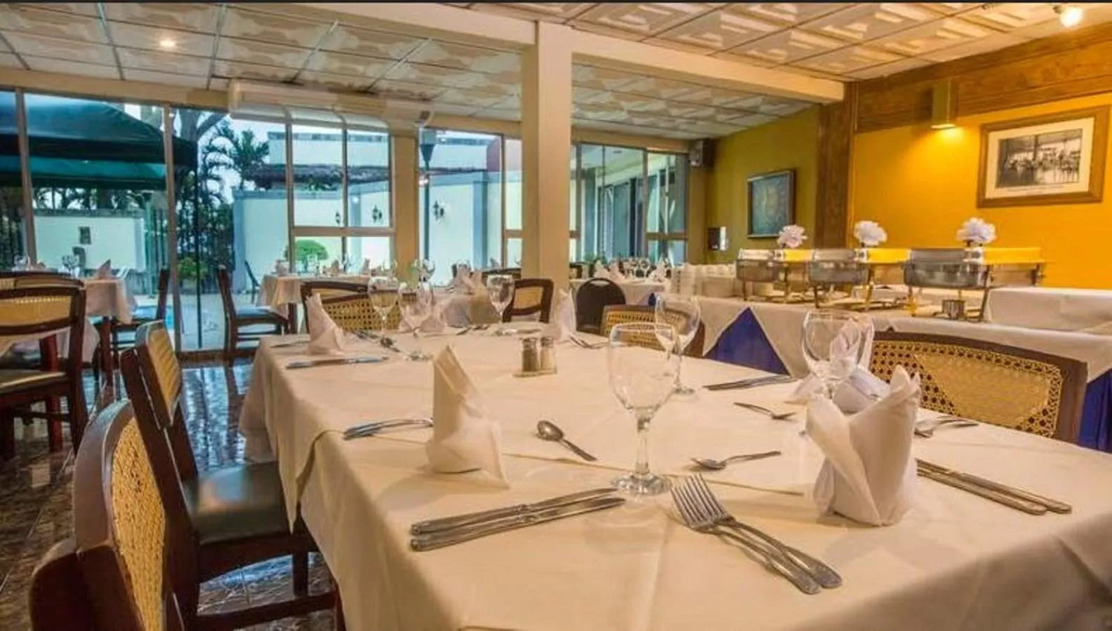 Restaurant/Places to Eat in Hotel Estrella