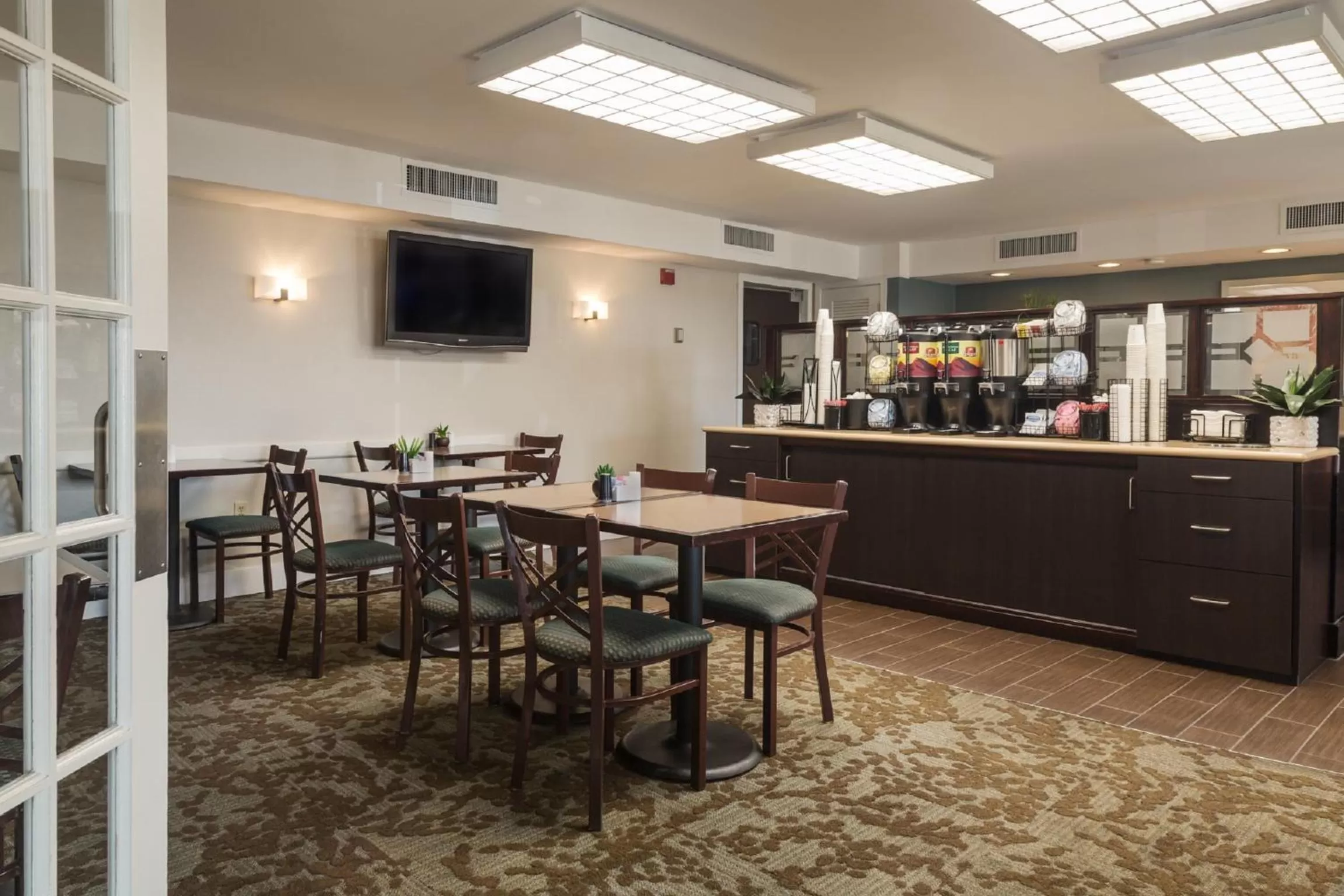 Food and drinks in Ramada by Wyndham Boston