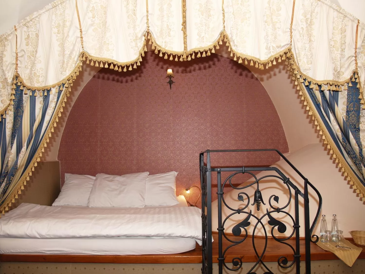 Decorative detail, Bed in Hotel U Zlatého Lva