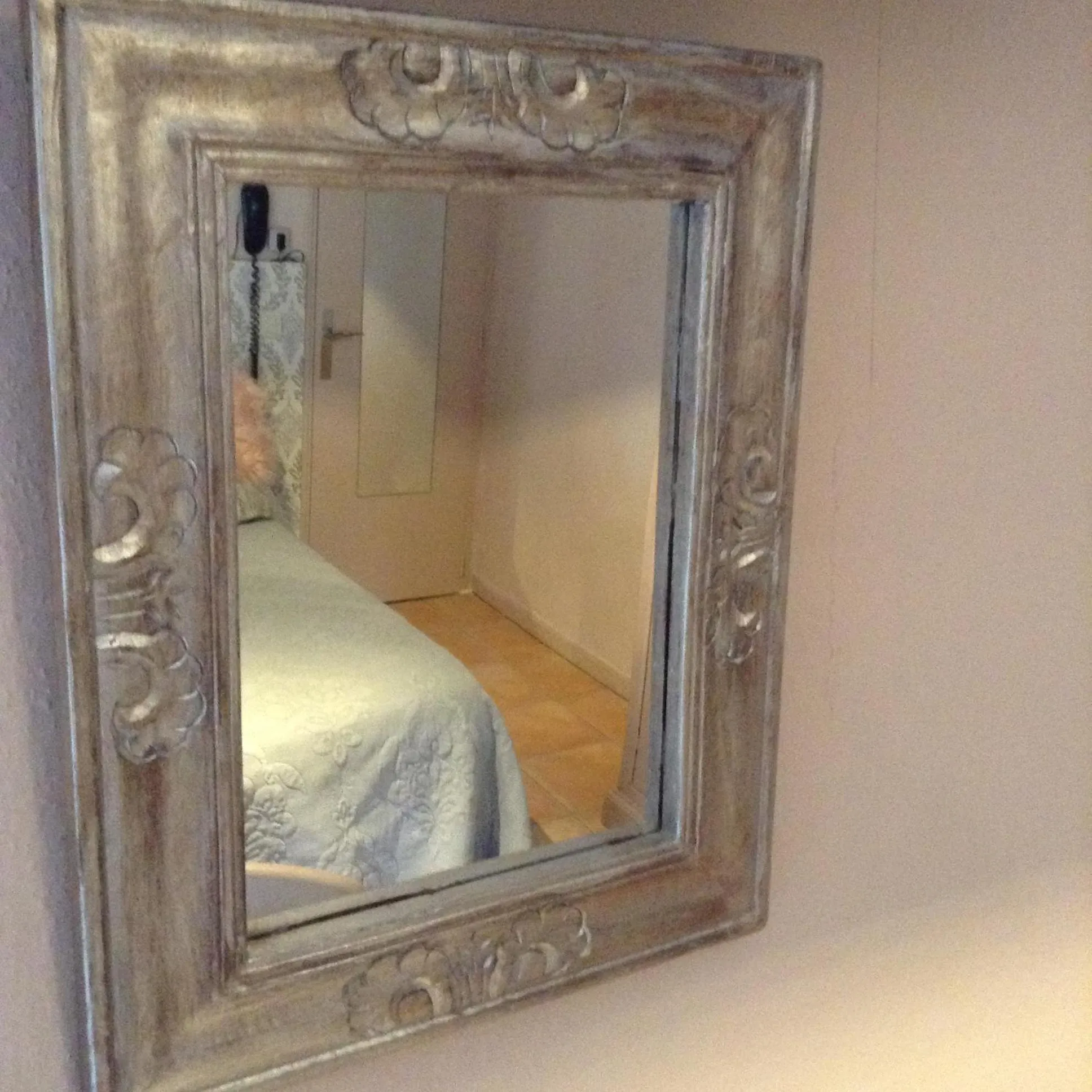 Bed in Logis Hotel Restaurant Hostellerie de la Tour