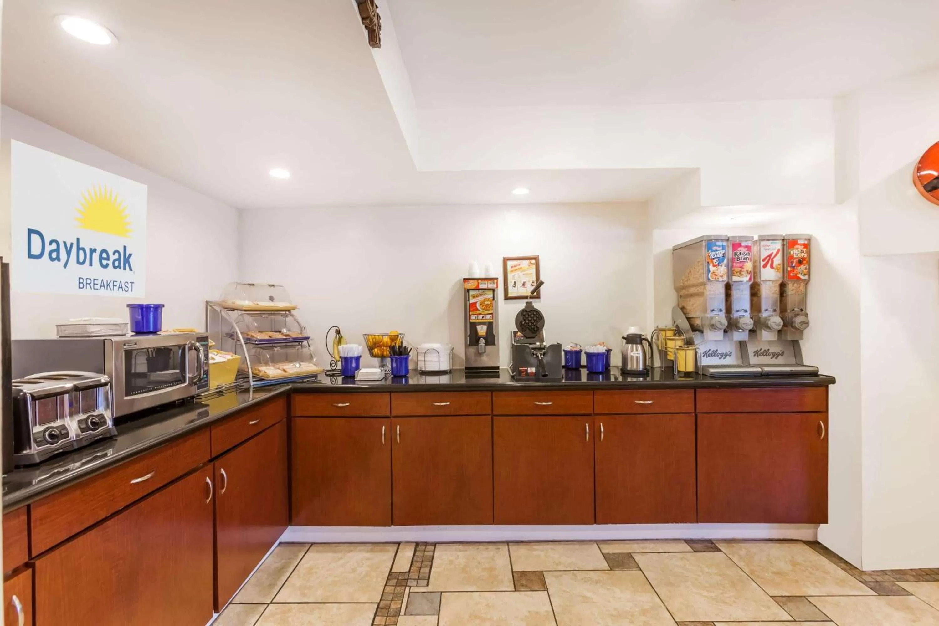 Restaurant/places to eat, Kitchen/Kitchenette in Days Inn by Wyndham Austin/University/Downtown