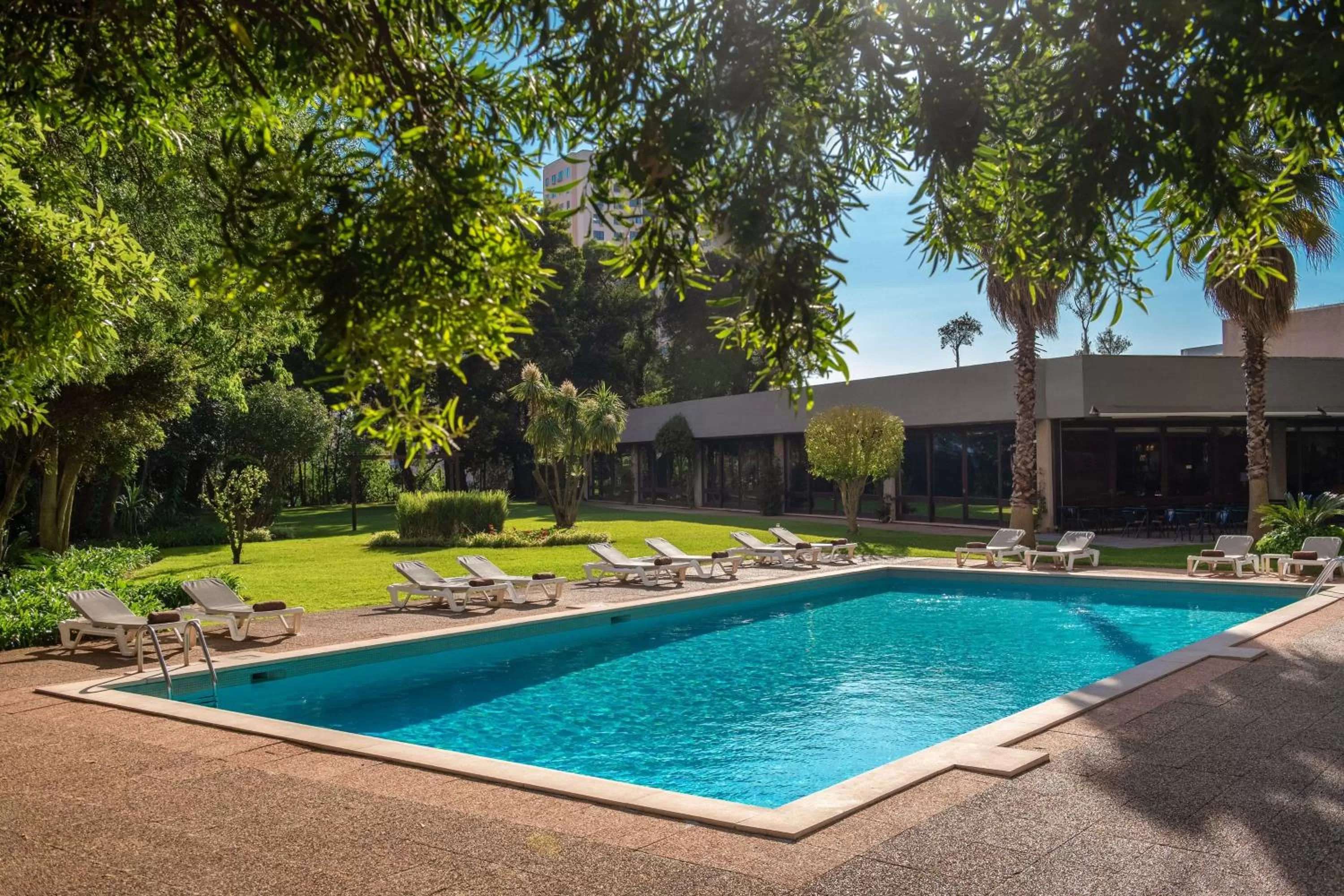 Swimming pool in Lisbon Marriott Hotel