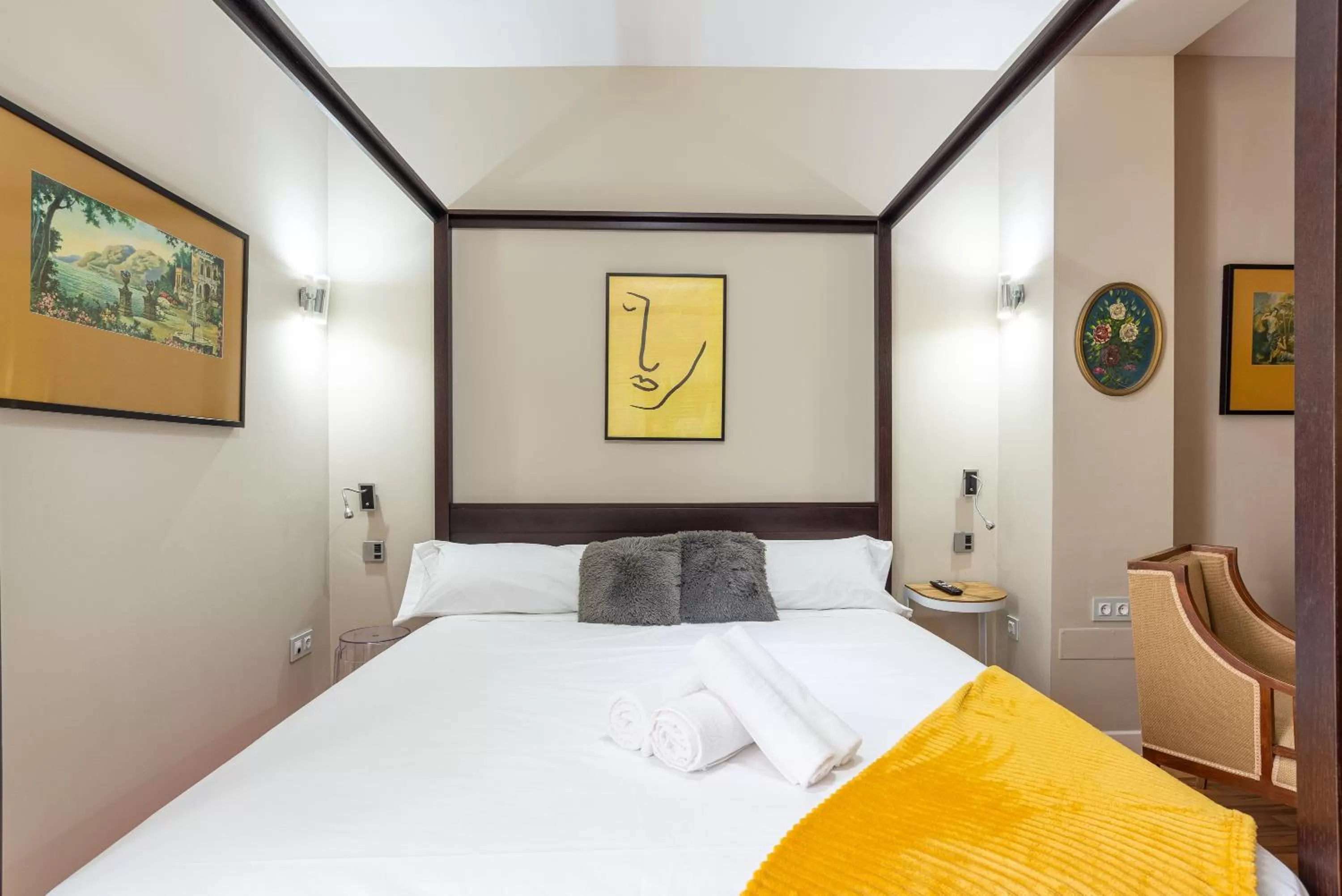 Bed in Hotel Albaicín