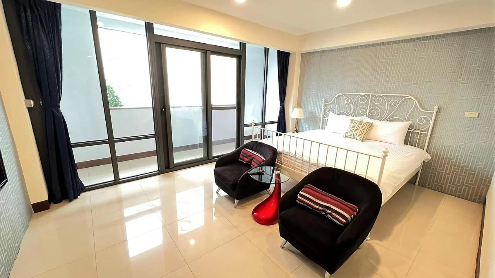 Deluxe Queen Room in Charming Hostel