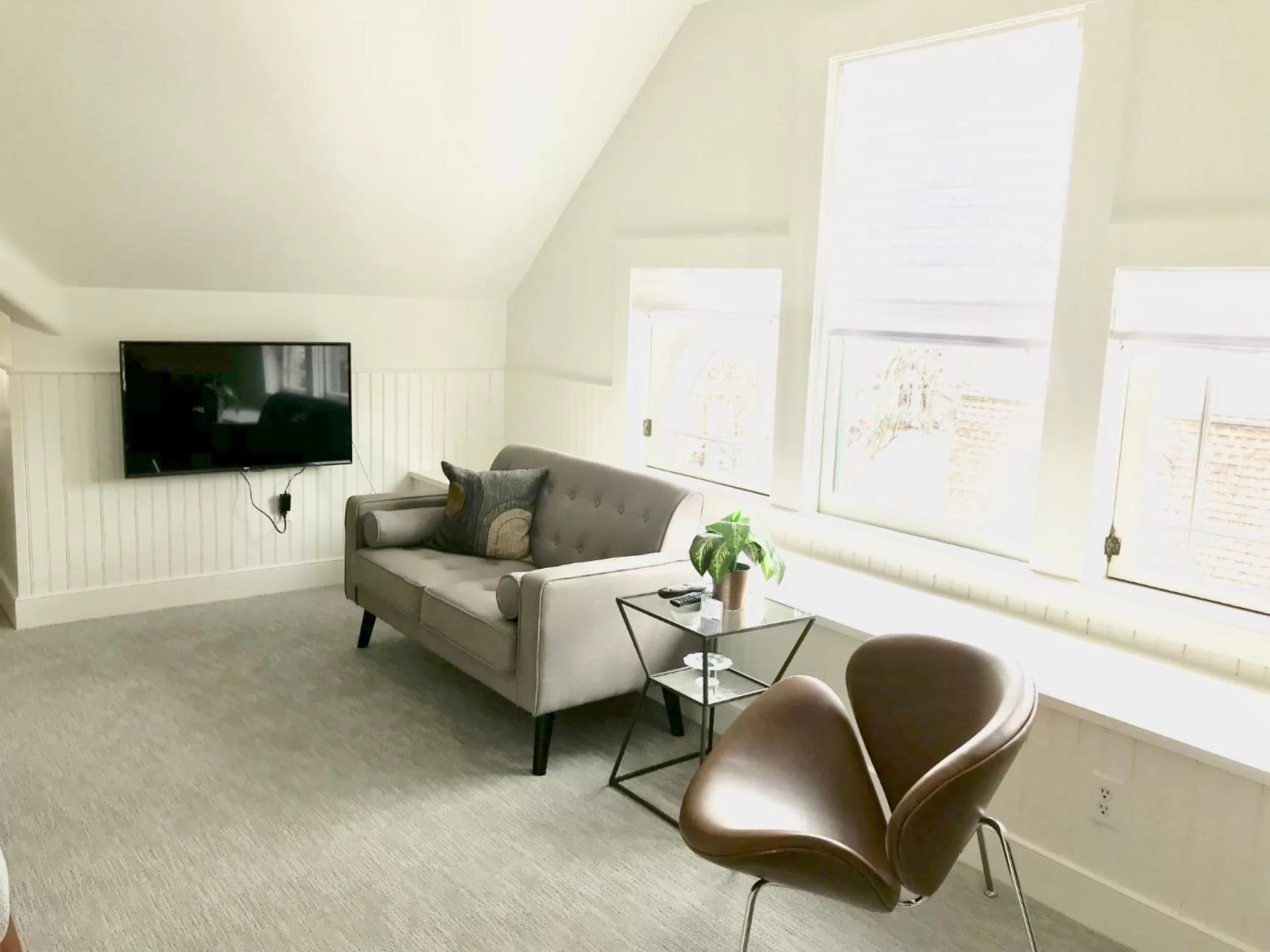 TV and multimedia in Hummingbird Inn