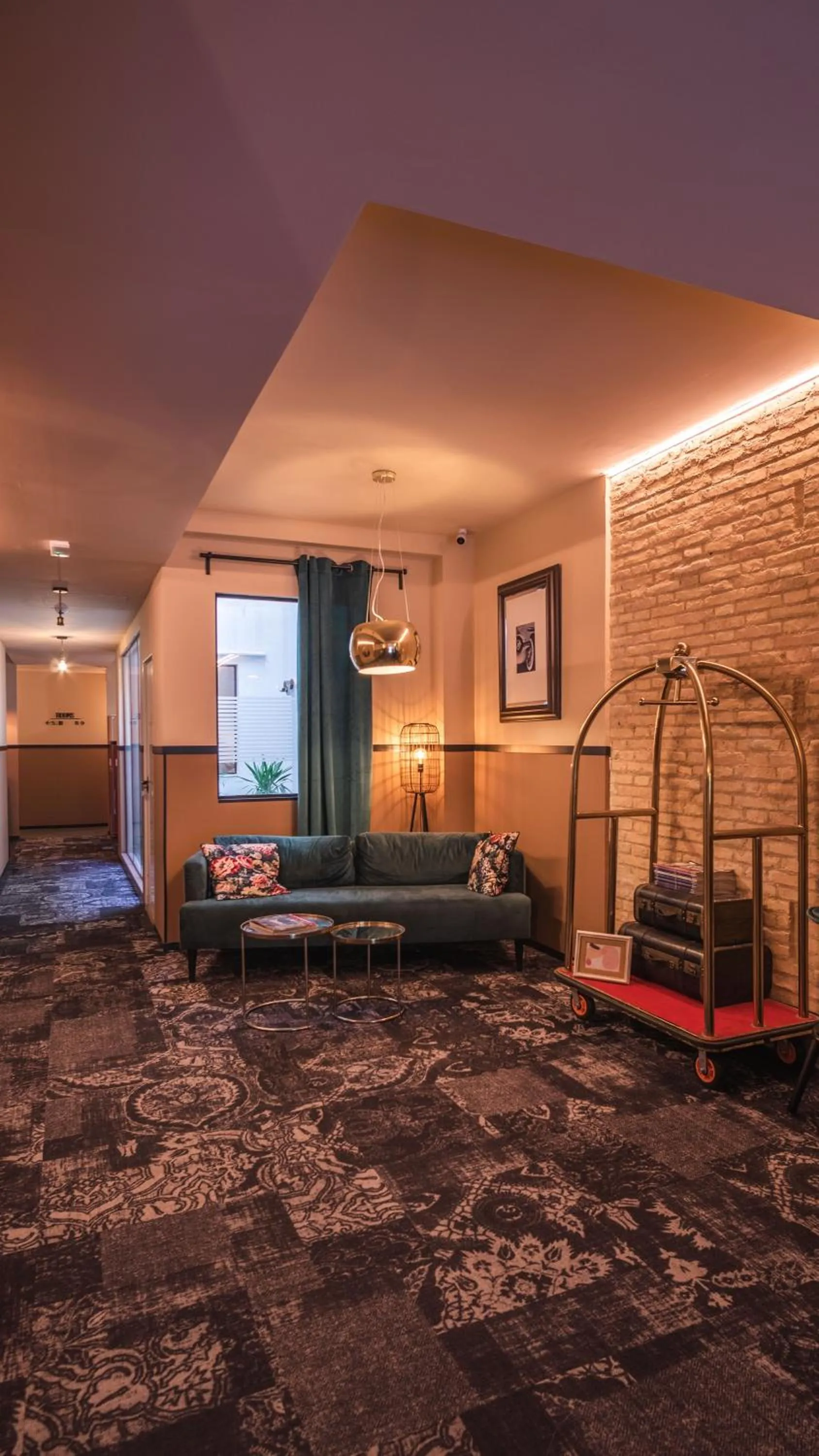 Seating area, Bed in Hografic Hotel