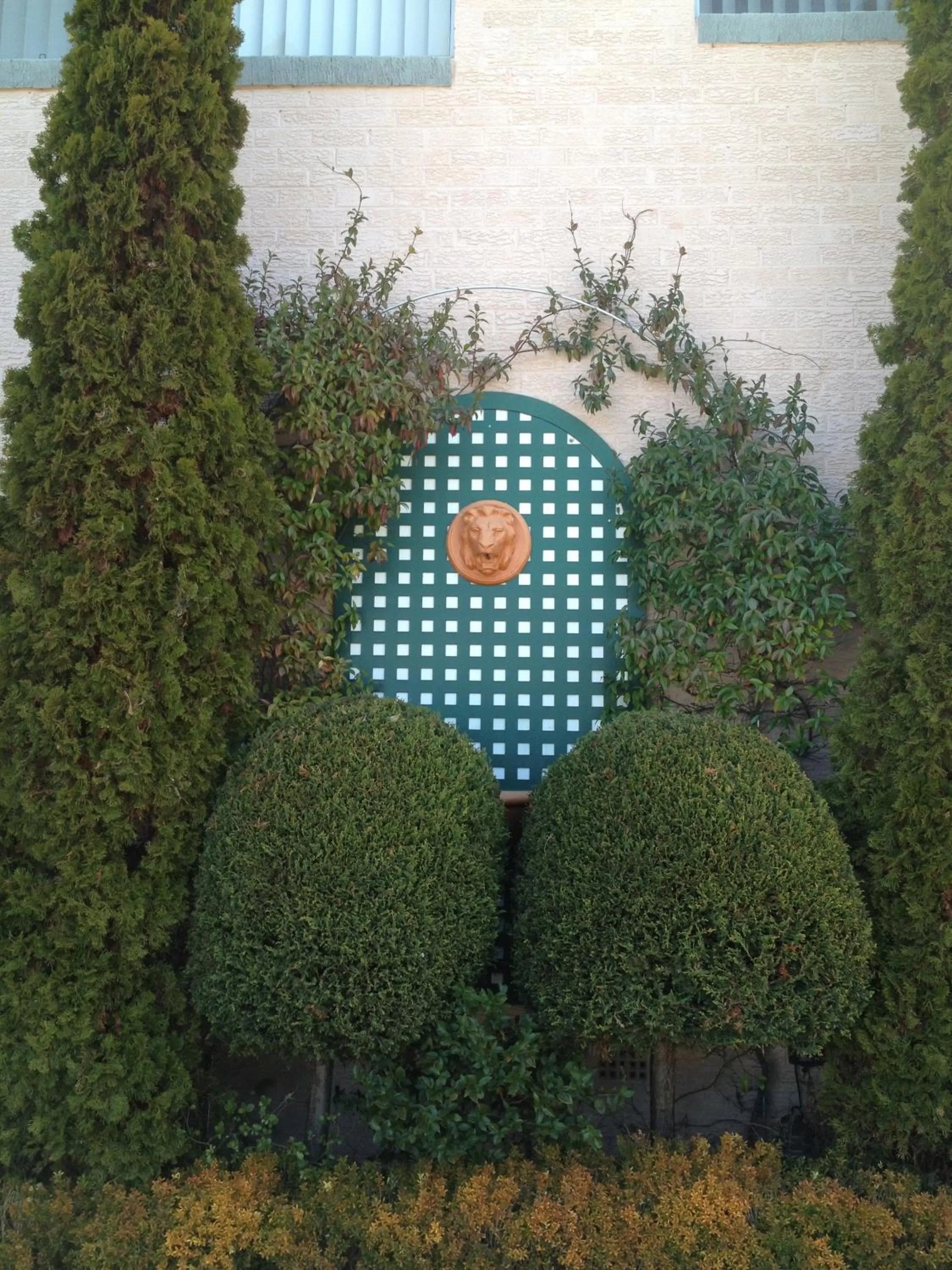 Facade/entrance in Crest Motor Inn